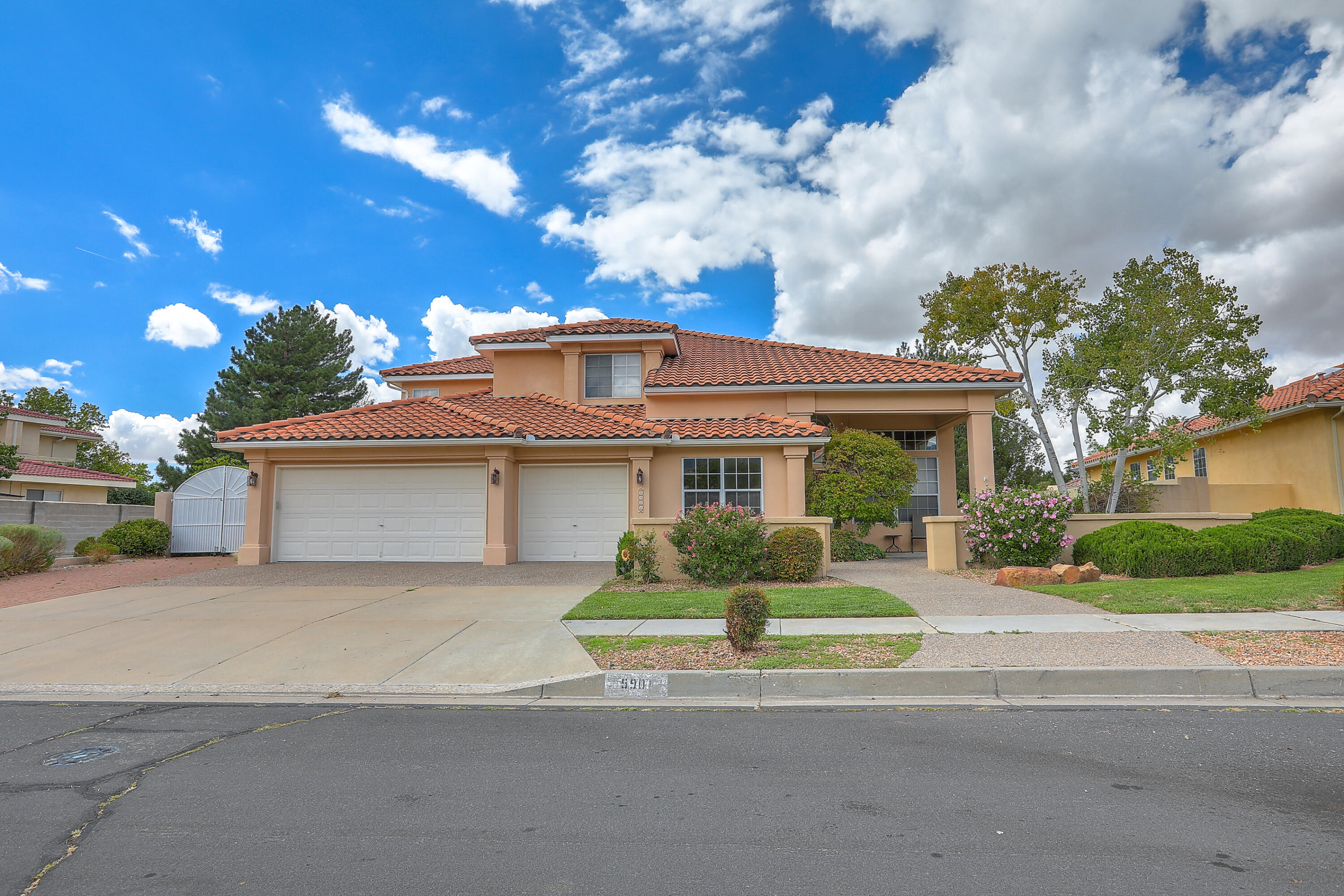 5901 Royal Oak Drive NE