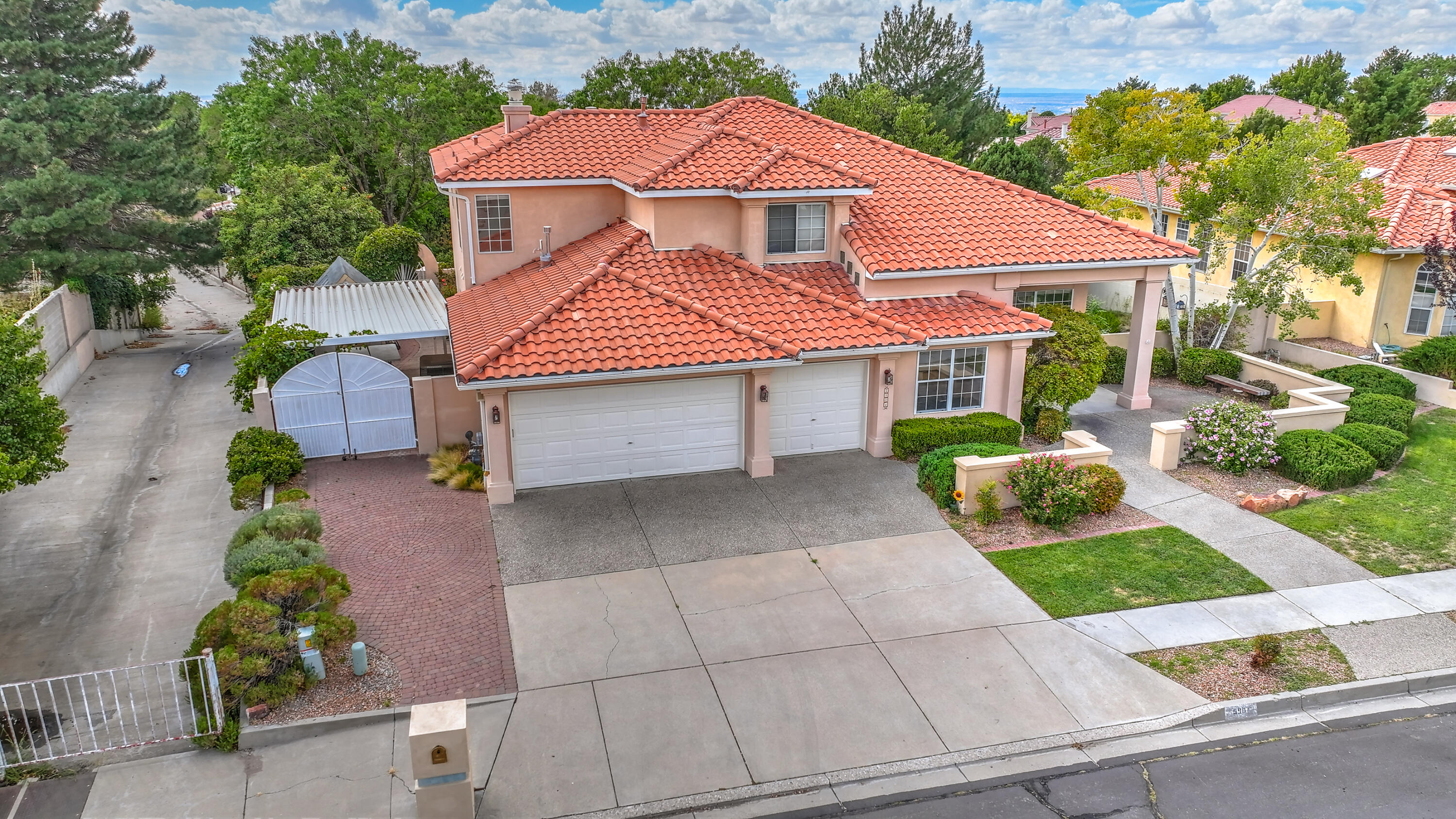 5901 Royal Oak Drive NE