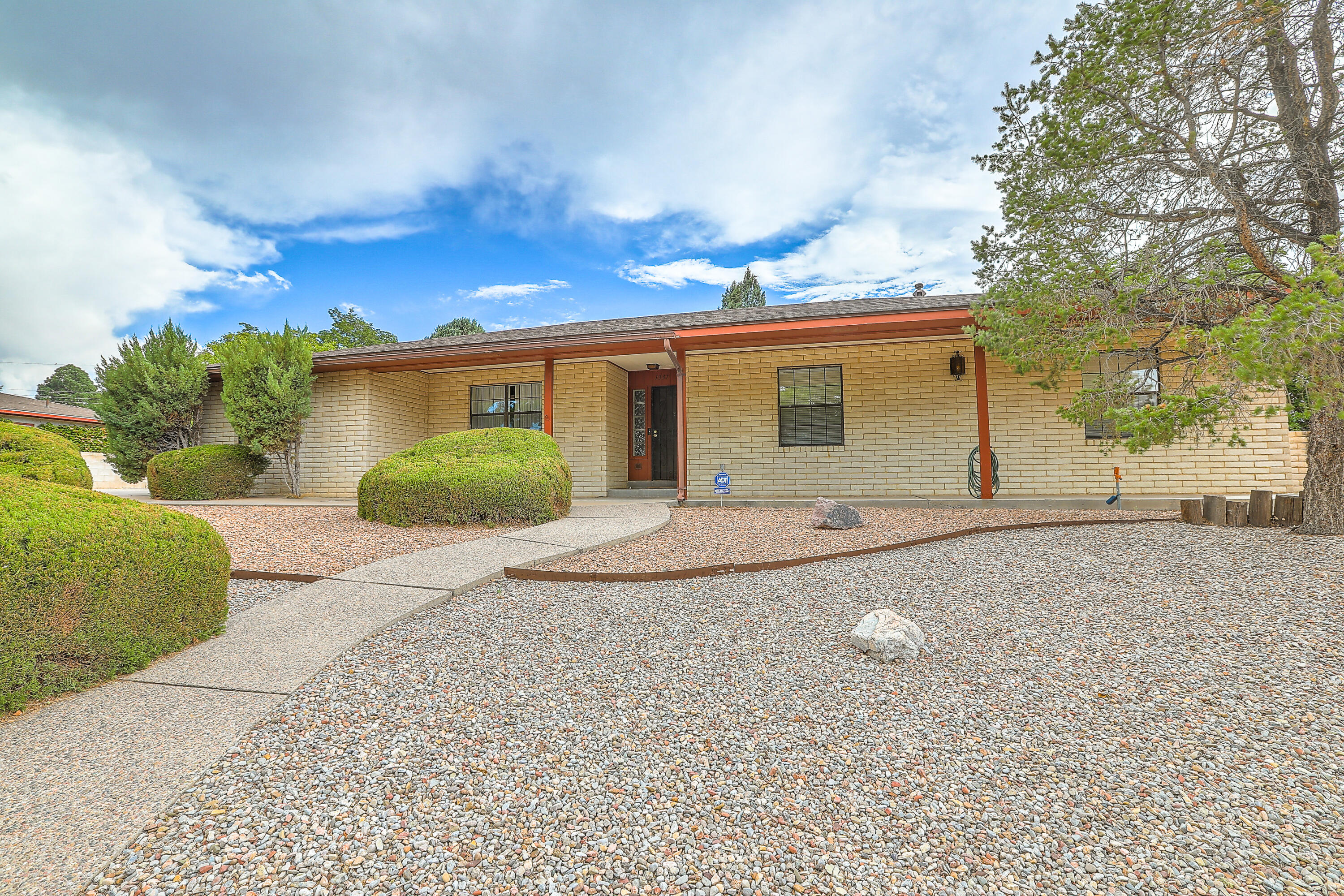 1337 Hertz Drive SE