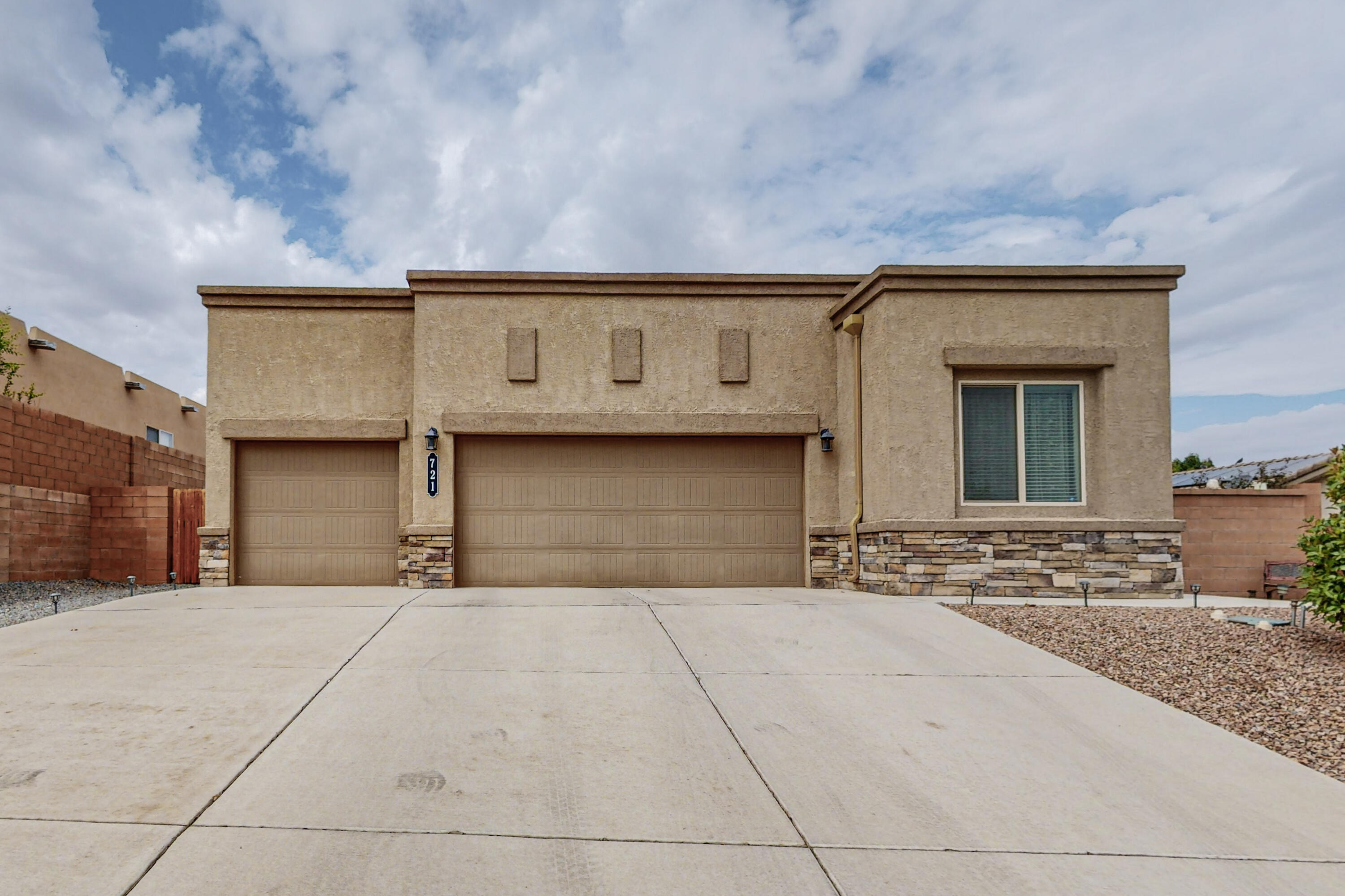 721 Loma Pinon Loop NE