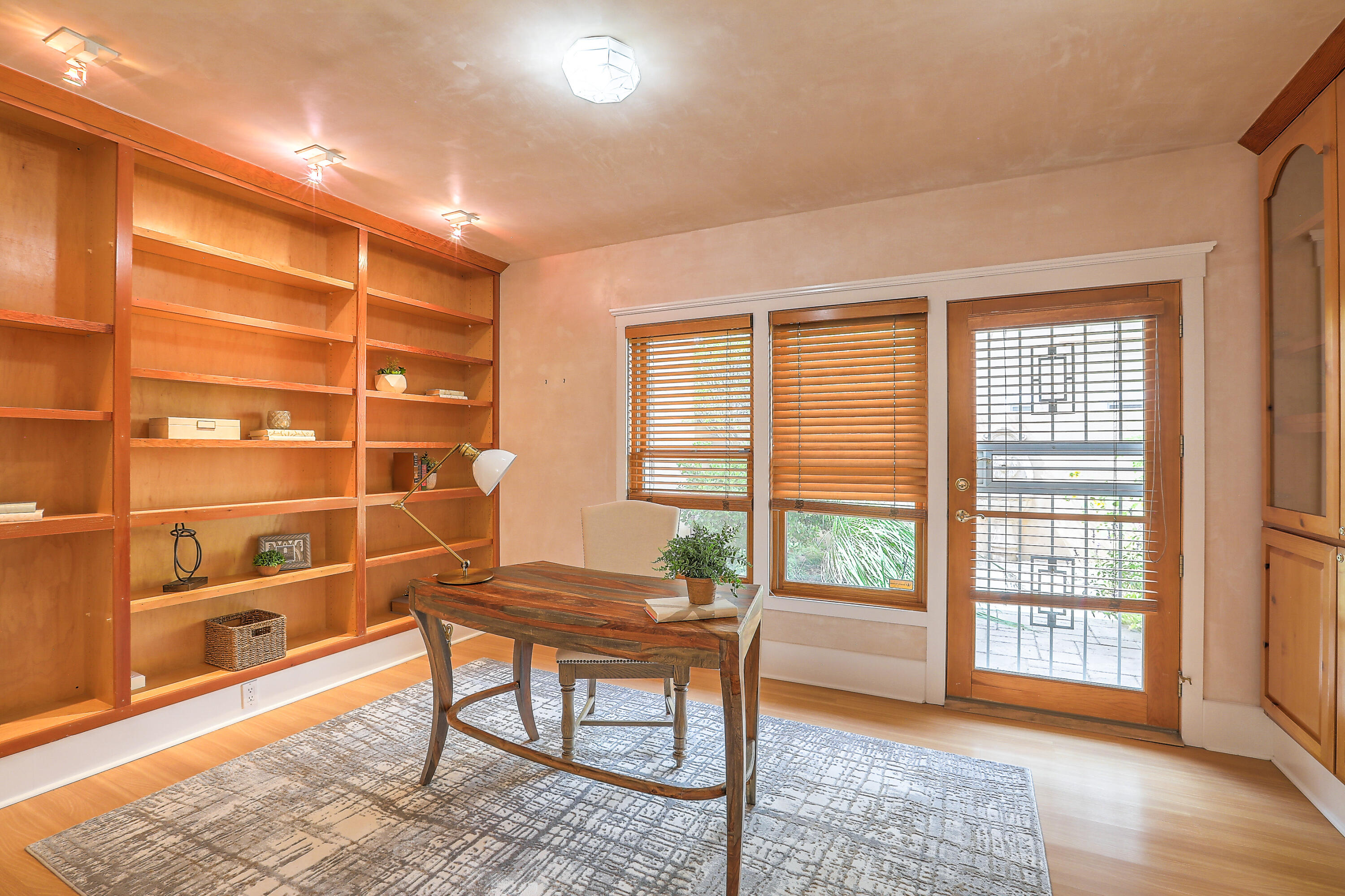 1819 Avenida Alturas NE