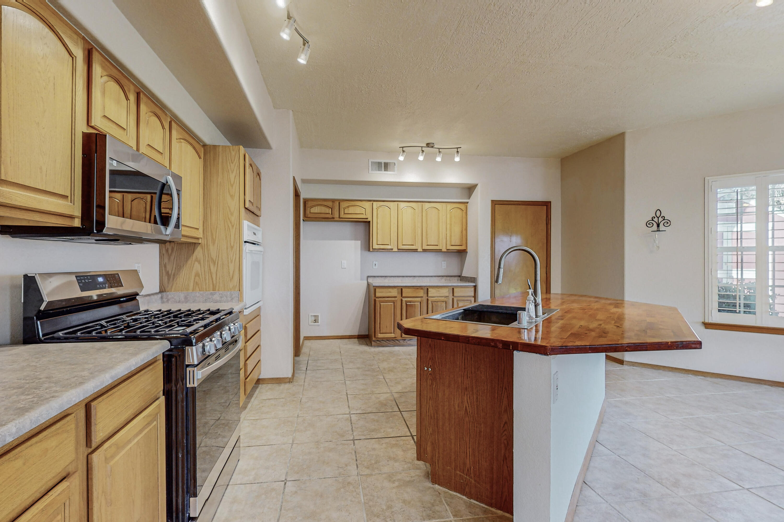2400 Oakbrook Drive NW