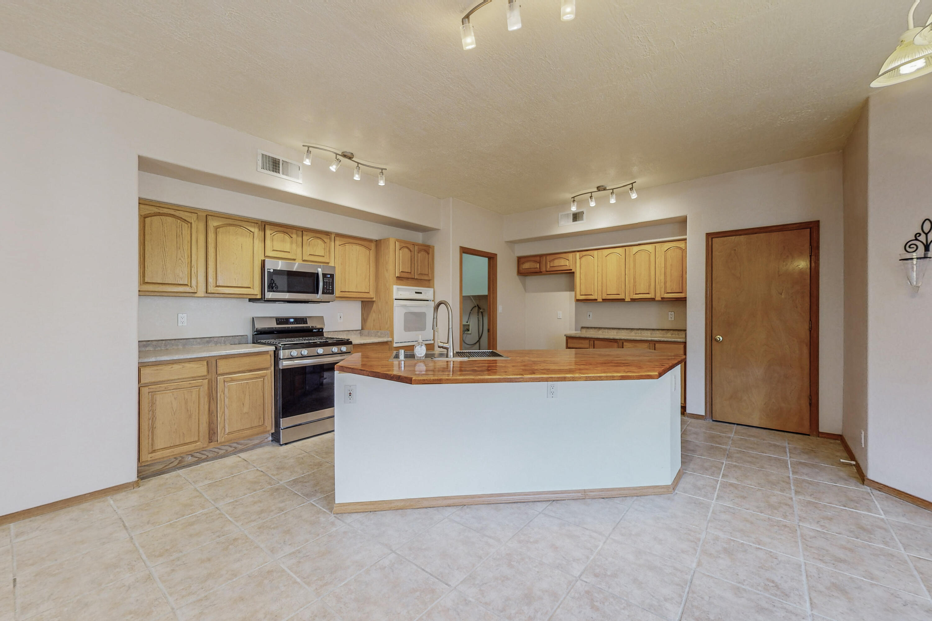2400 Oakbrook Drive NW