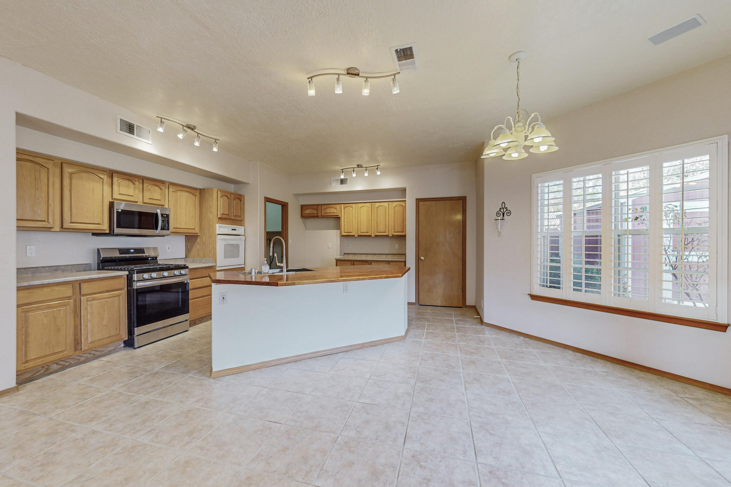 2400 Oakbrook Drive NW