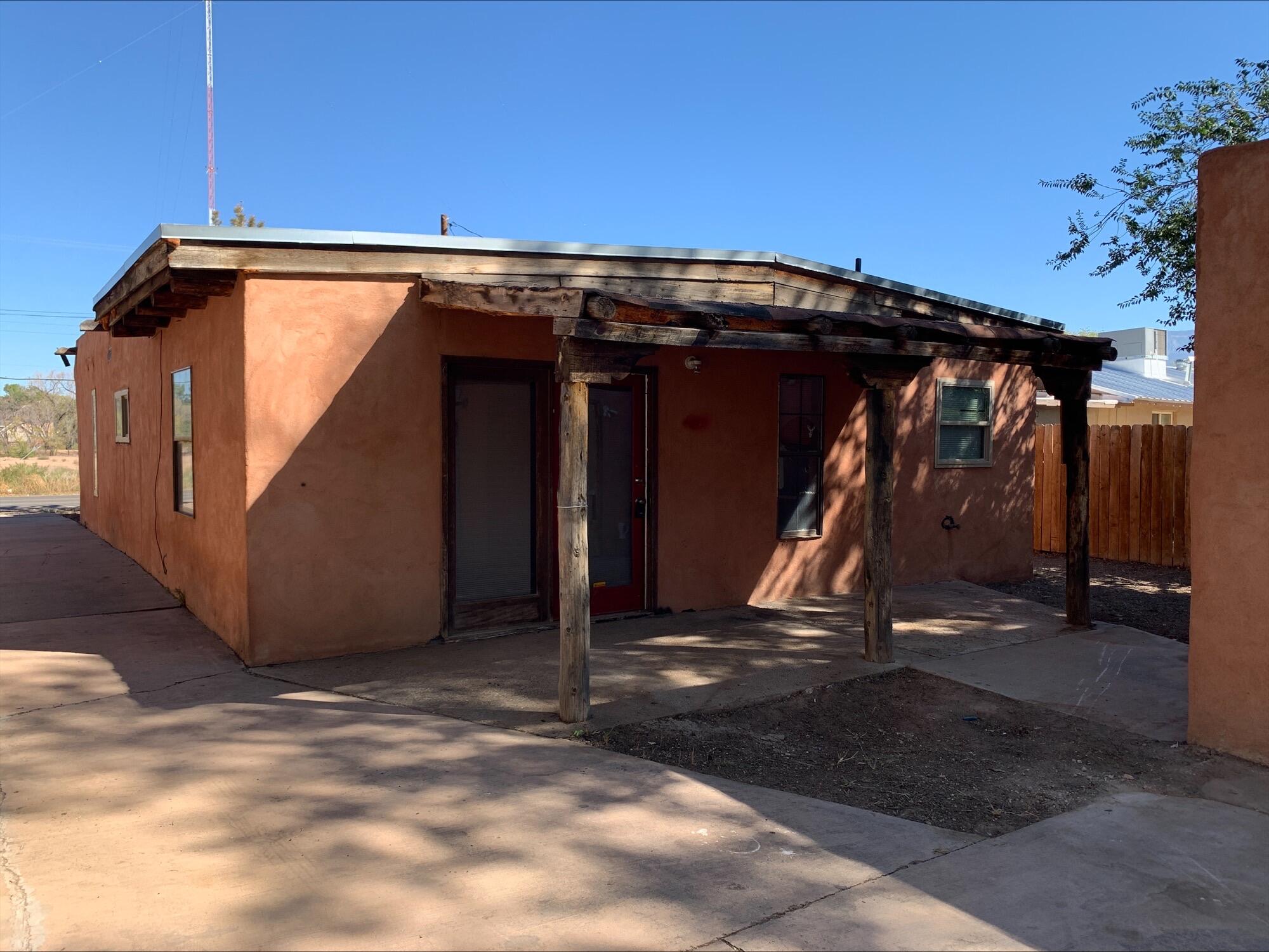 300 Los Ranchos Road NW