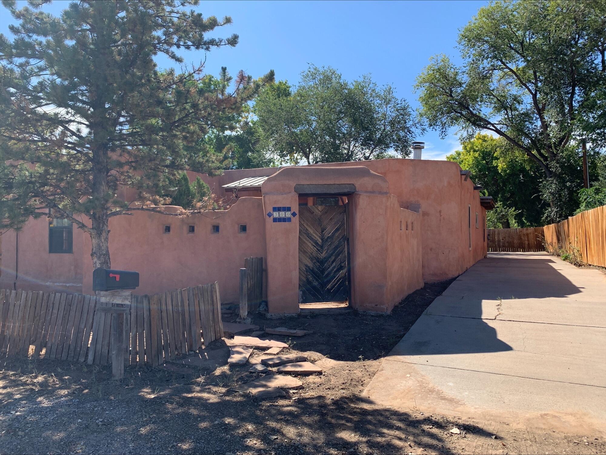 300 Los Ranchos Road NW
