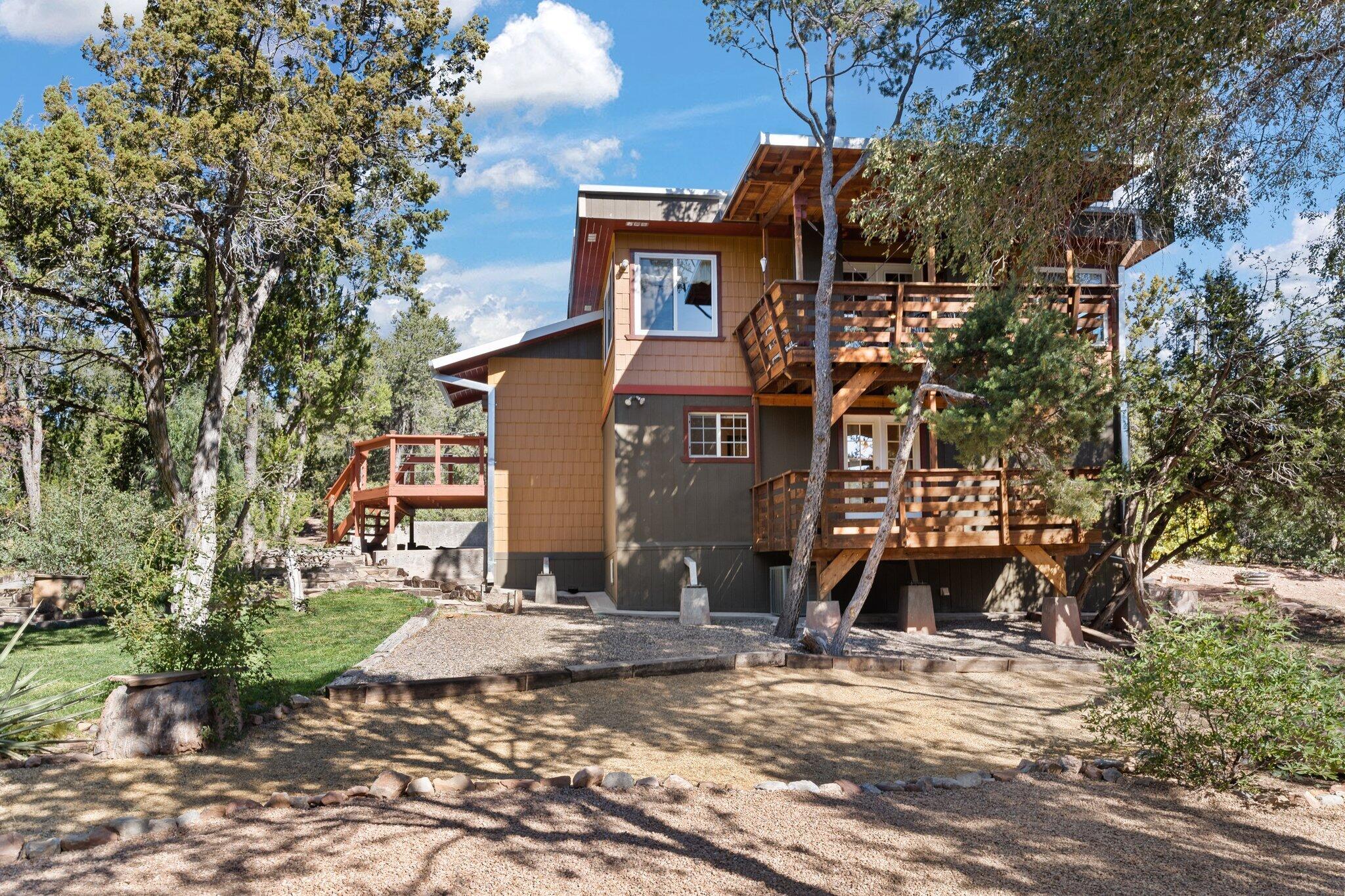 2 Los Amigos Court
