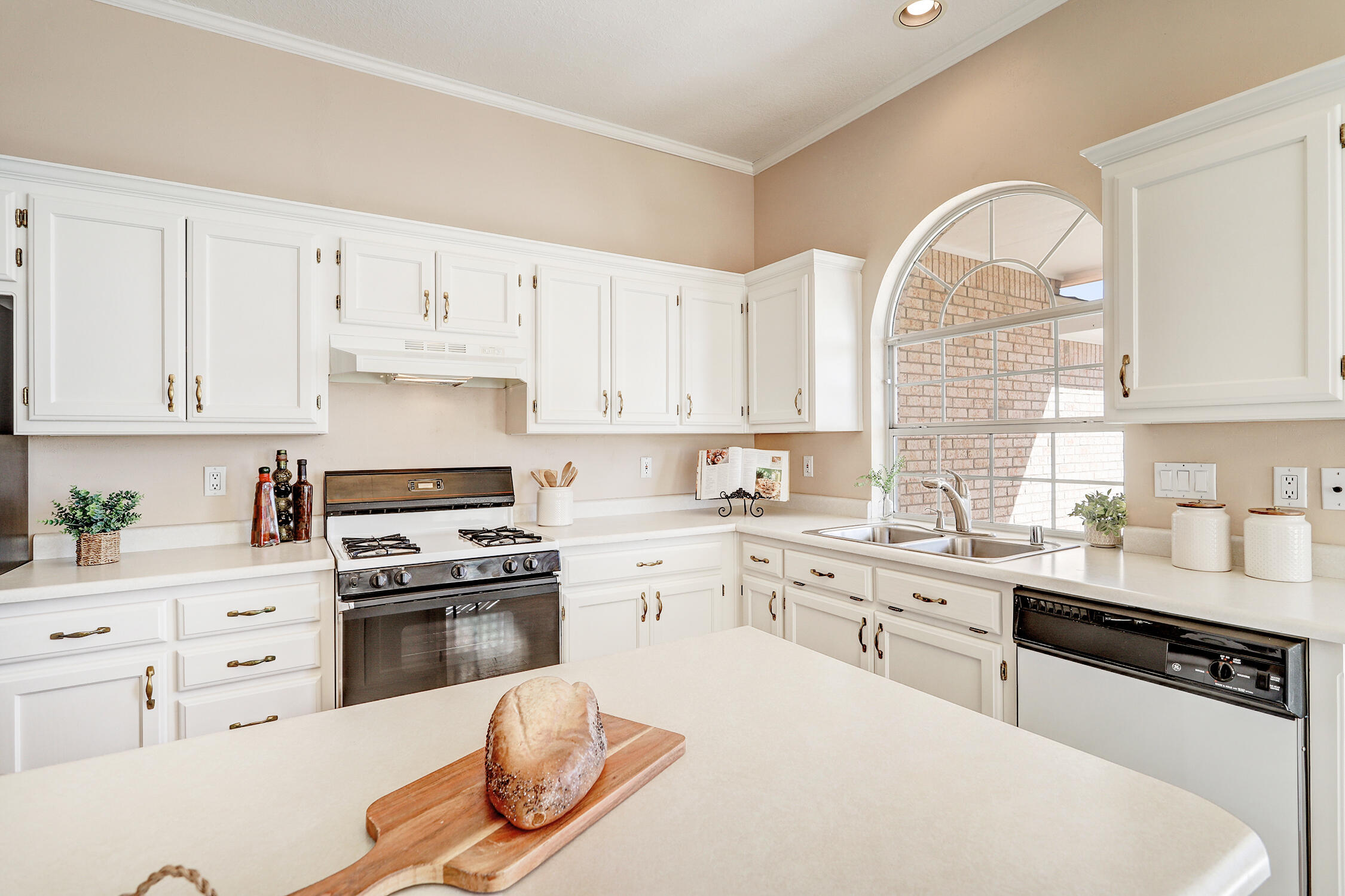 9208 Saguaro Street NW