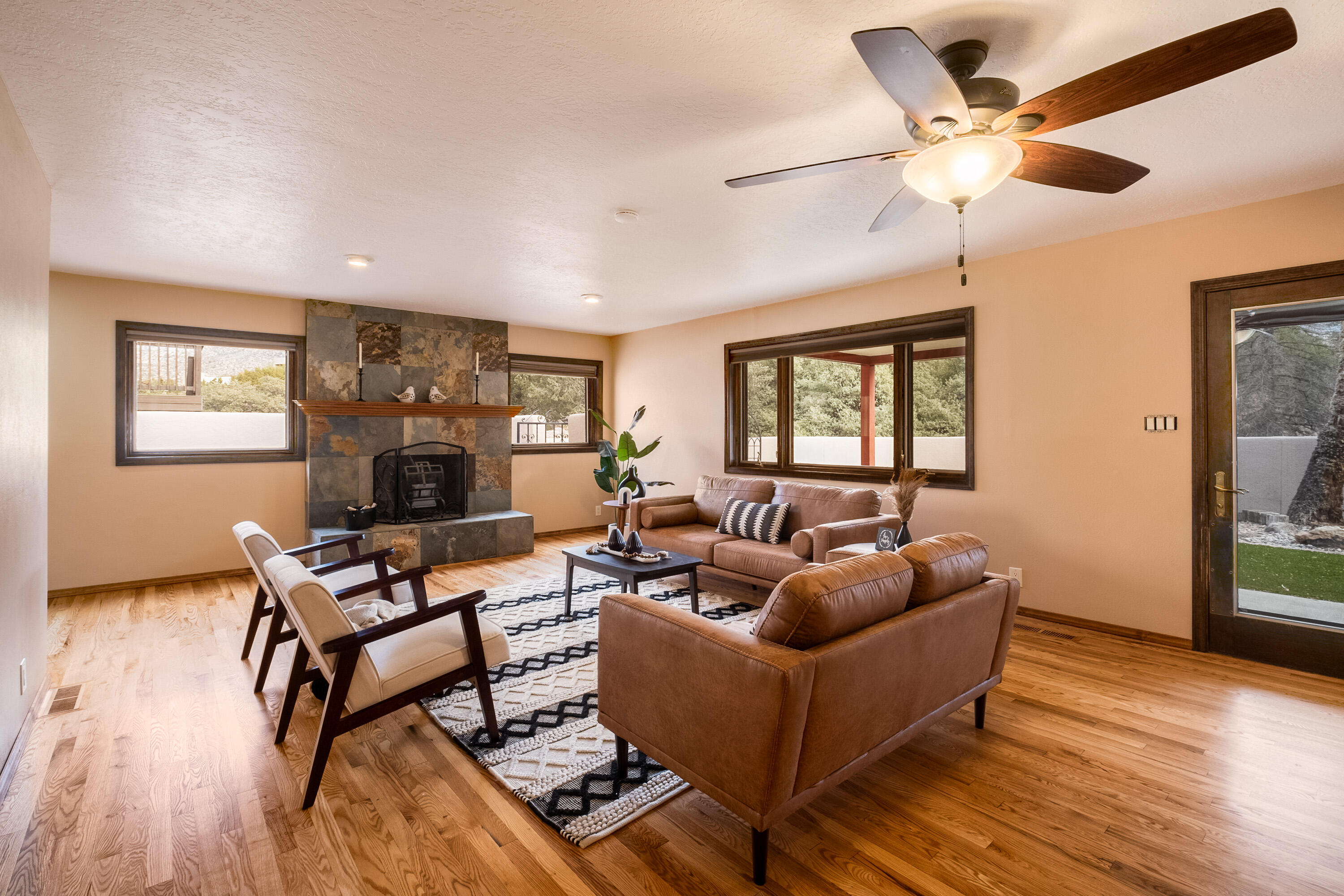407 Live Oak Loop NE