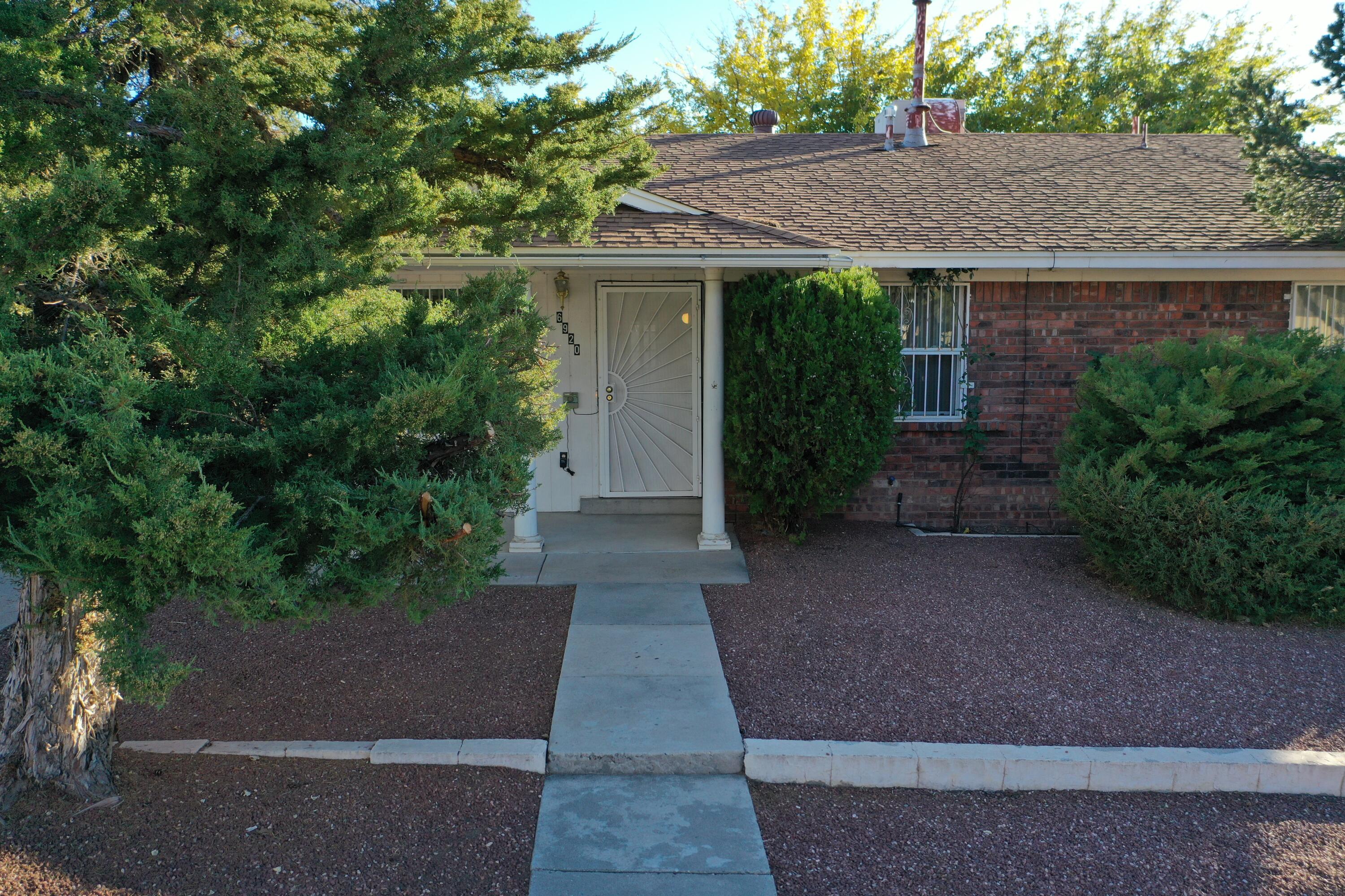6920 Avenida La Costa NE