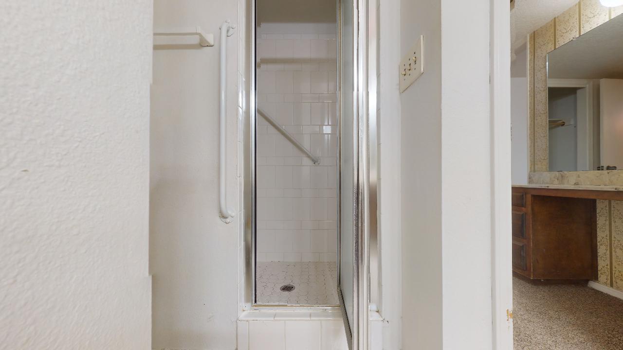 6920 Avenida La Costa NE