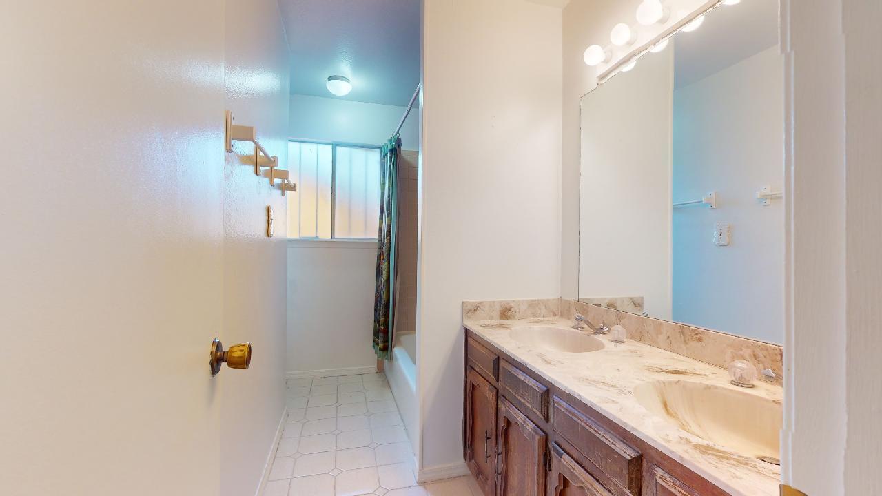 6920 Avenida La Costa NE