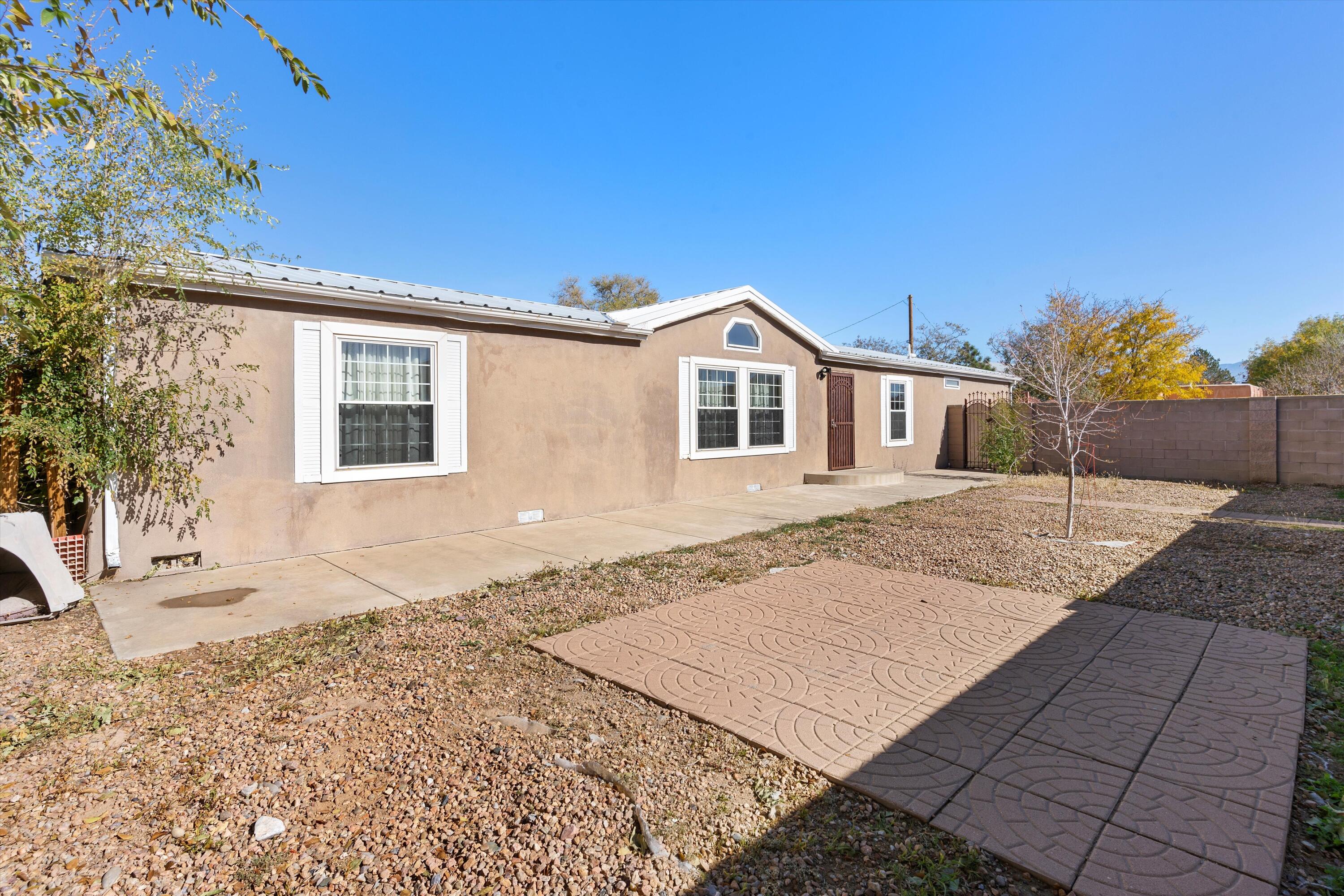 729 Montano Road NW