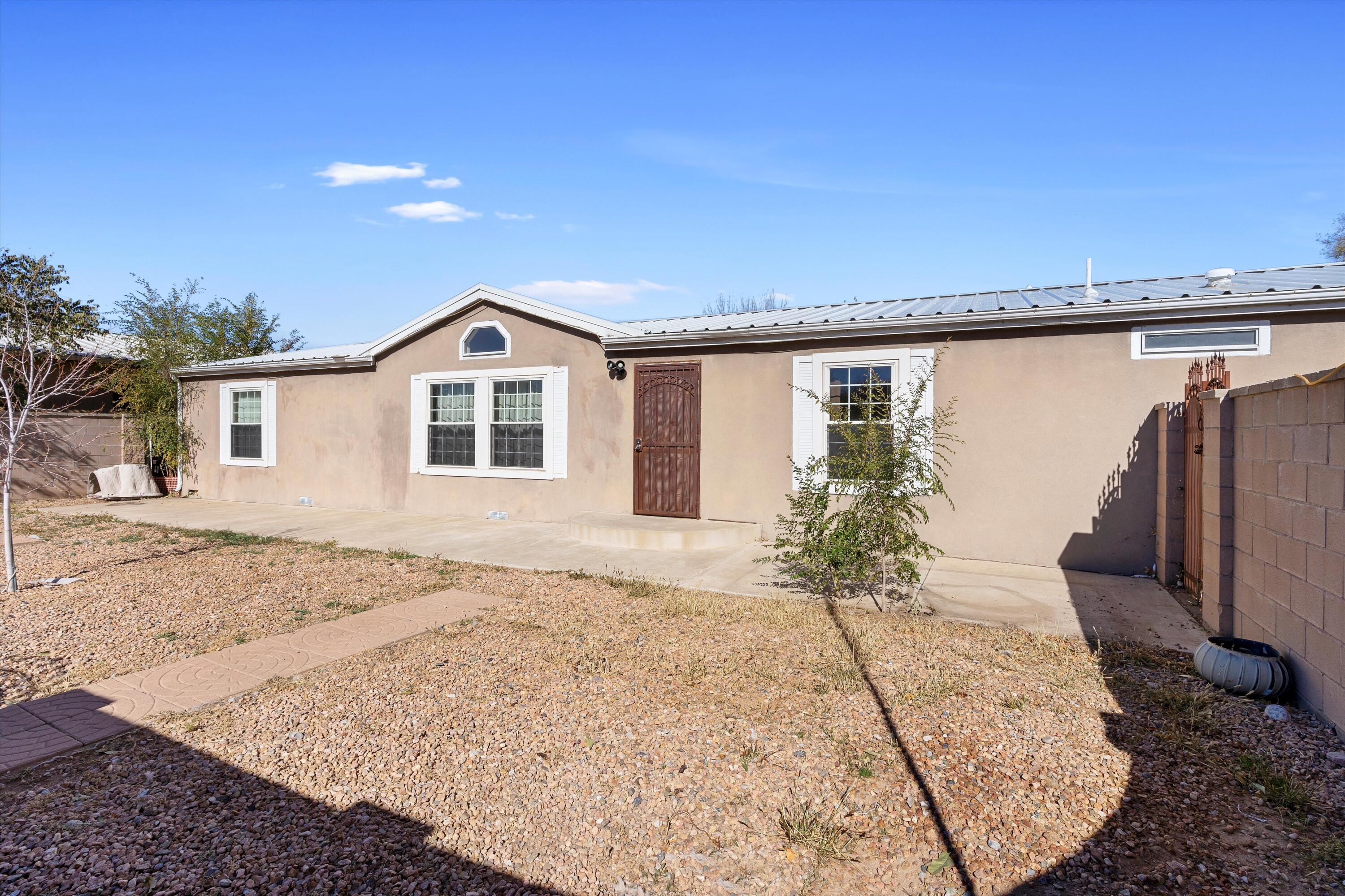 729 Montano Road NW