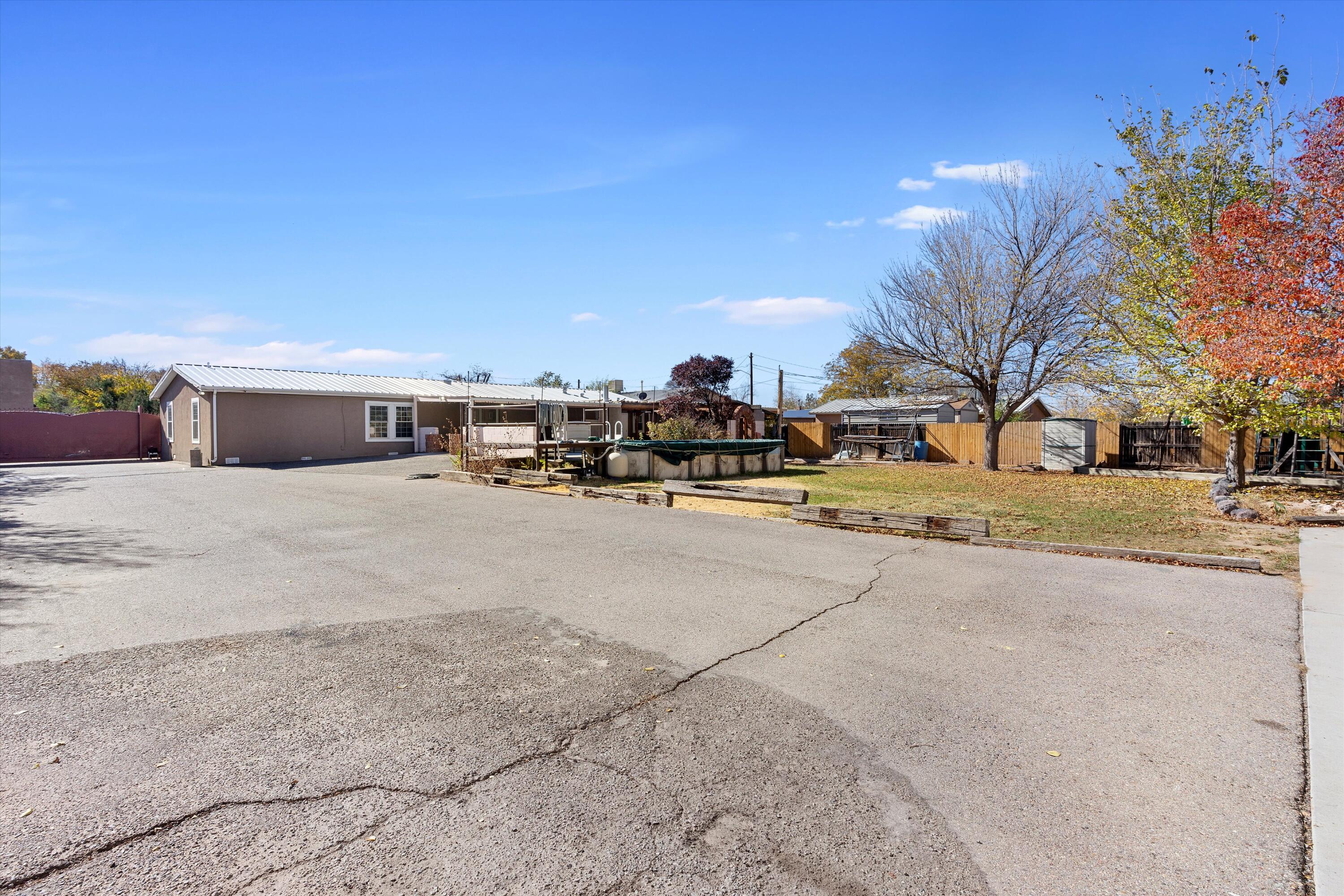 729 Montano Road NW