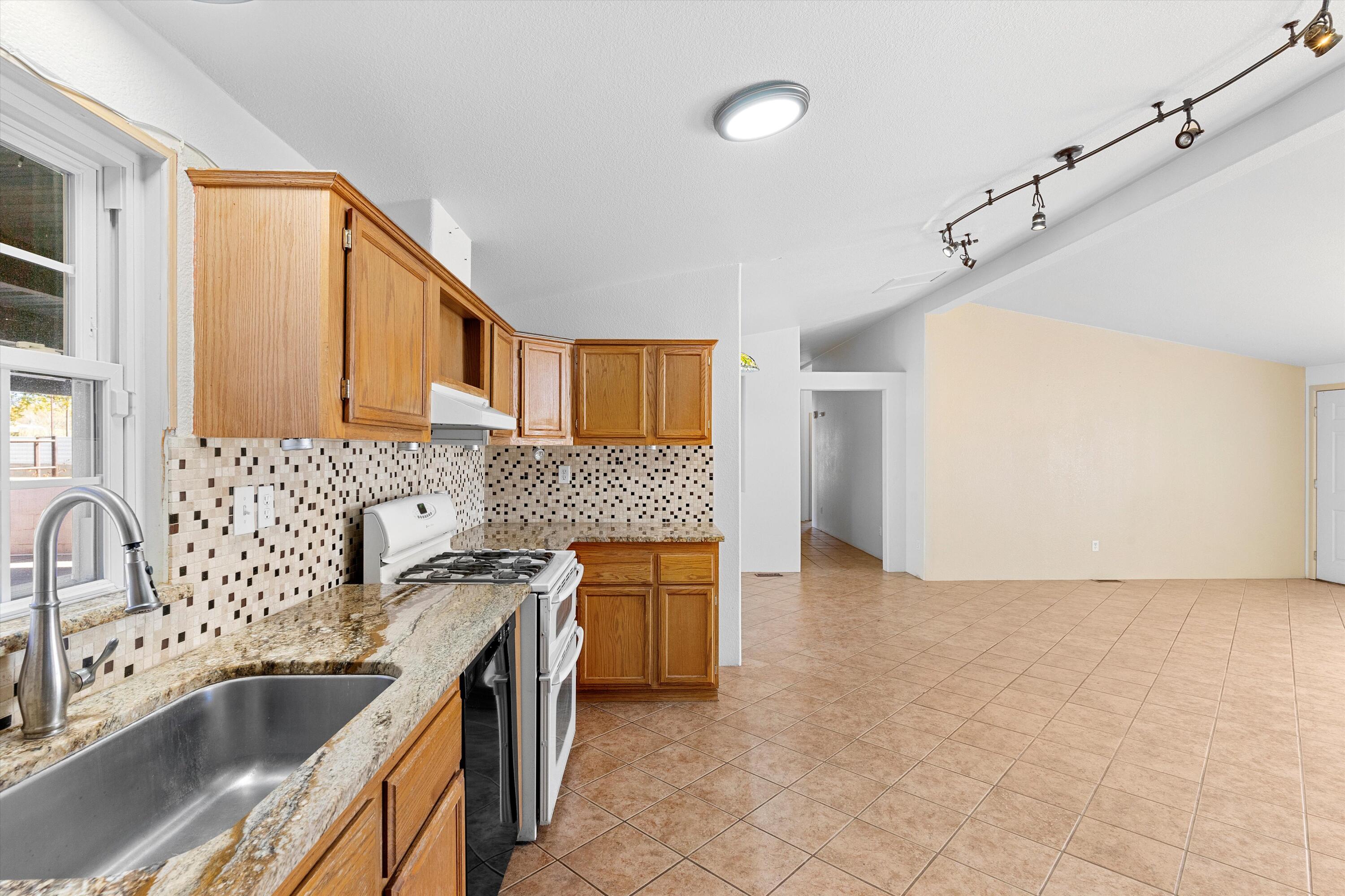 729 Montano Road NW