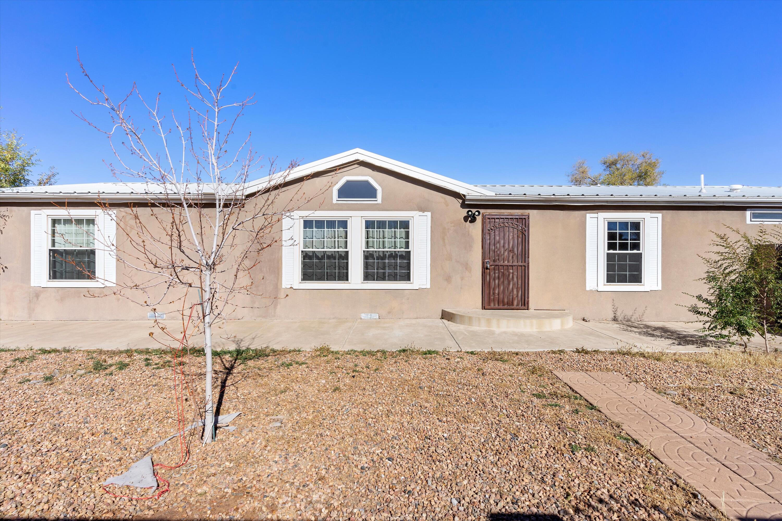 729 Montano Road NW