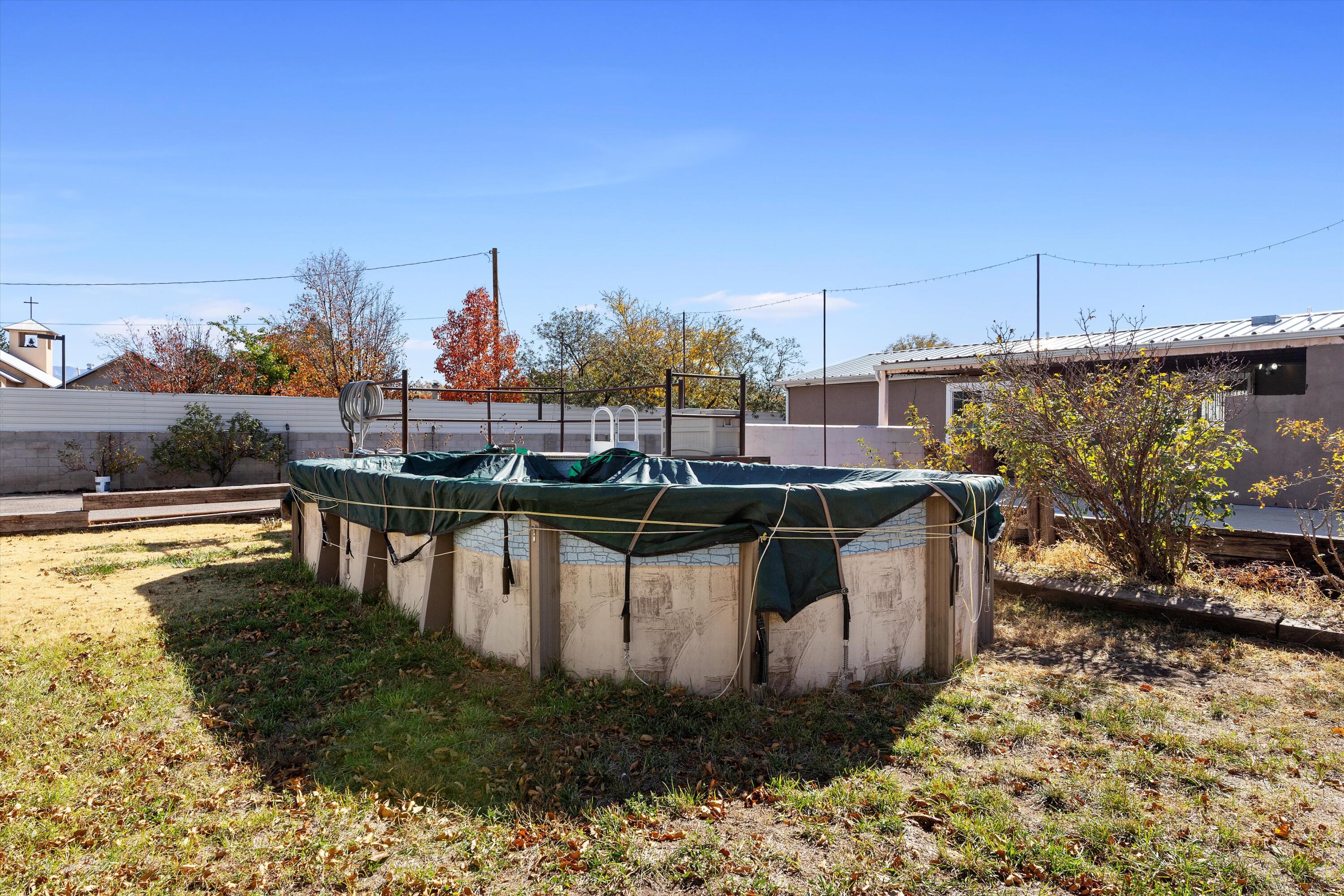 729 Montano Road NW