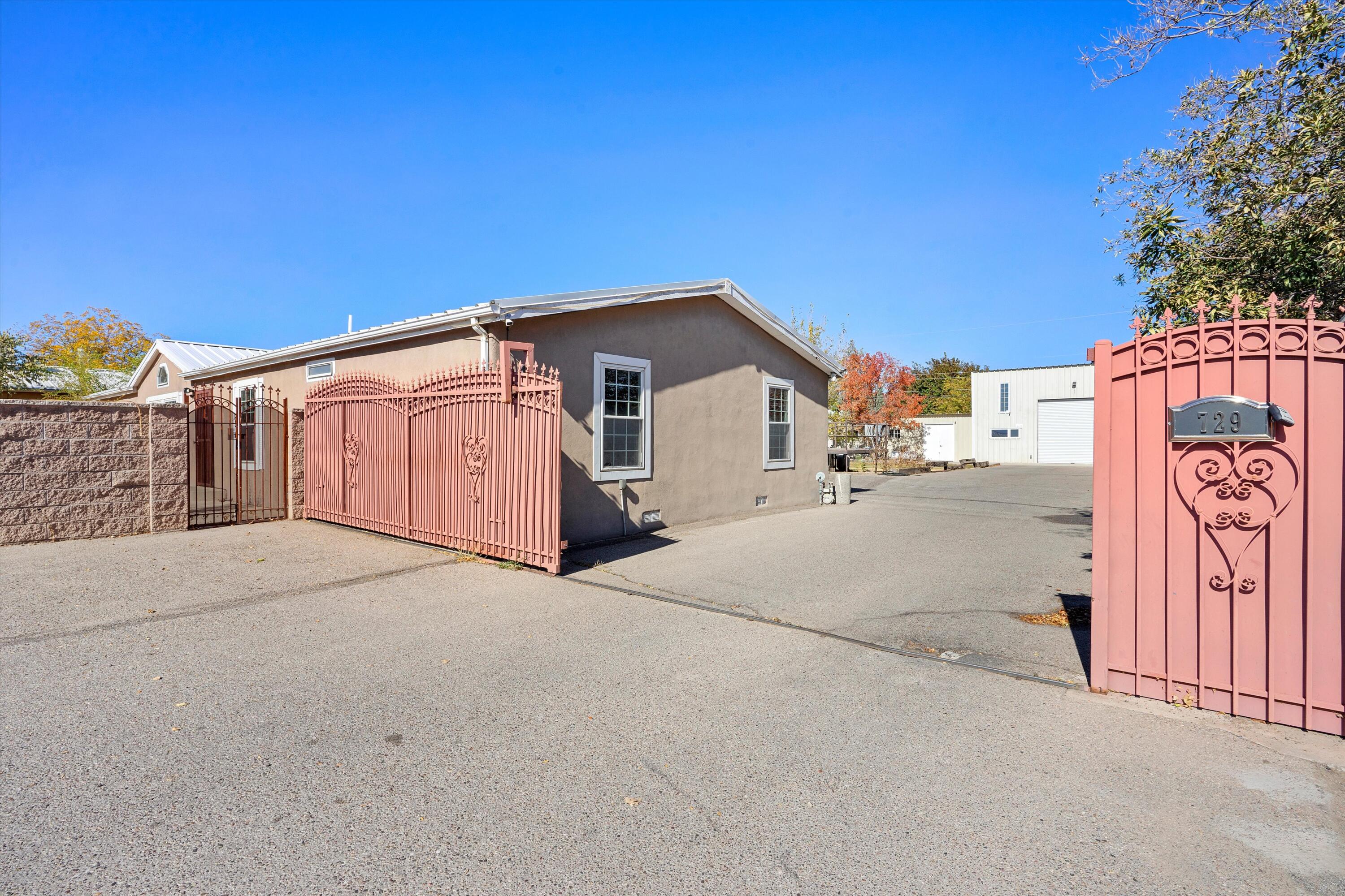 729 Montano Road NW