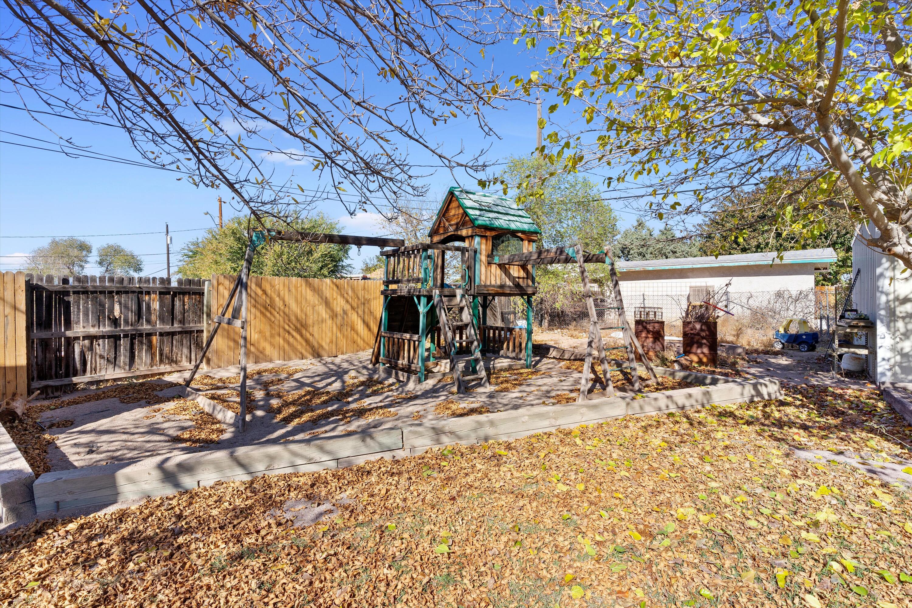 729 Montano Road NW