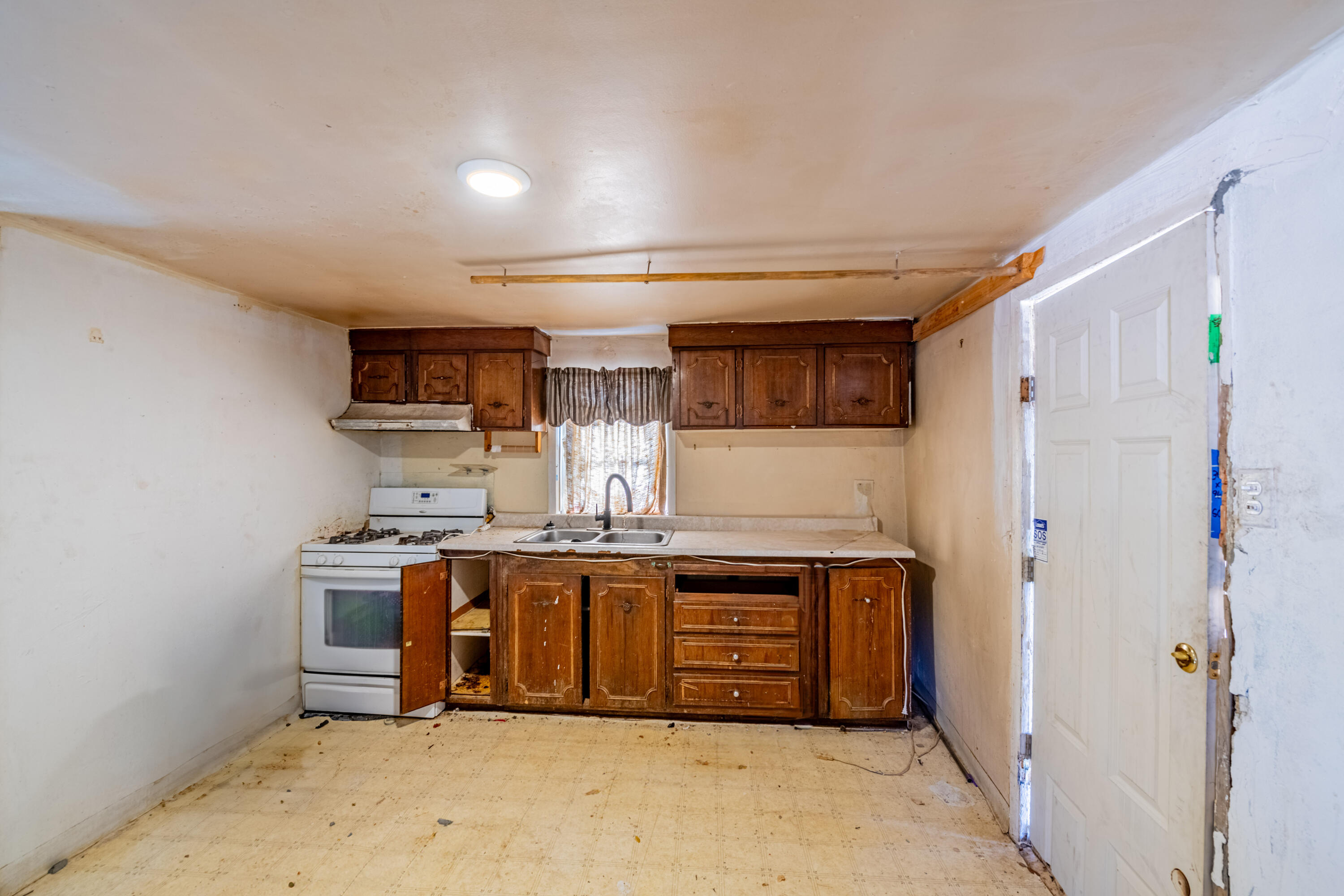 7601, 7605 Edith Boulevard NE