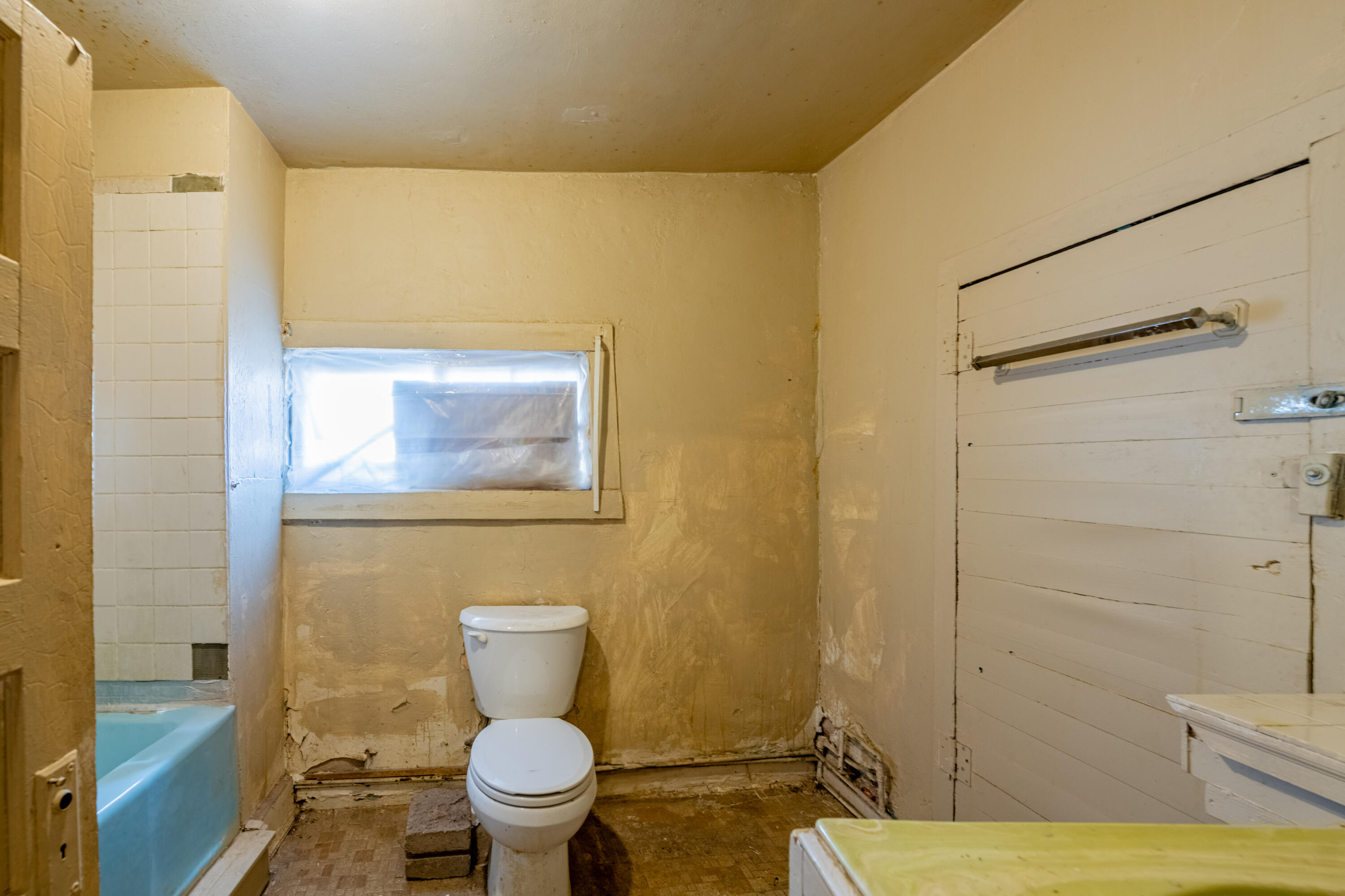 7601, 7605 Edith Boulevard NE