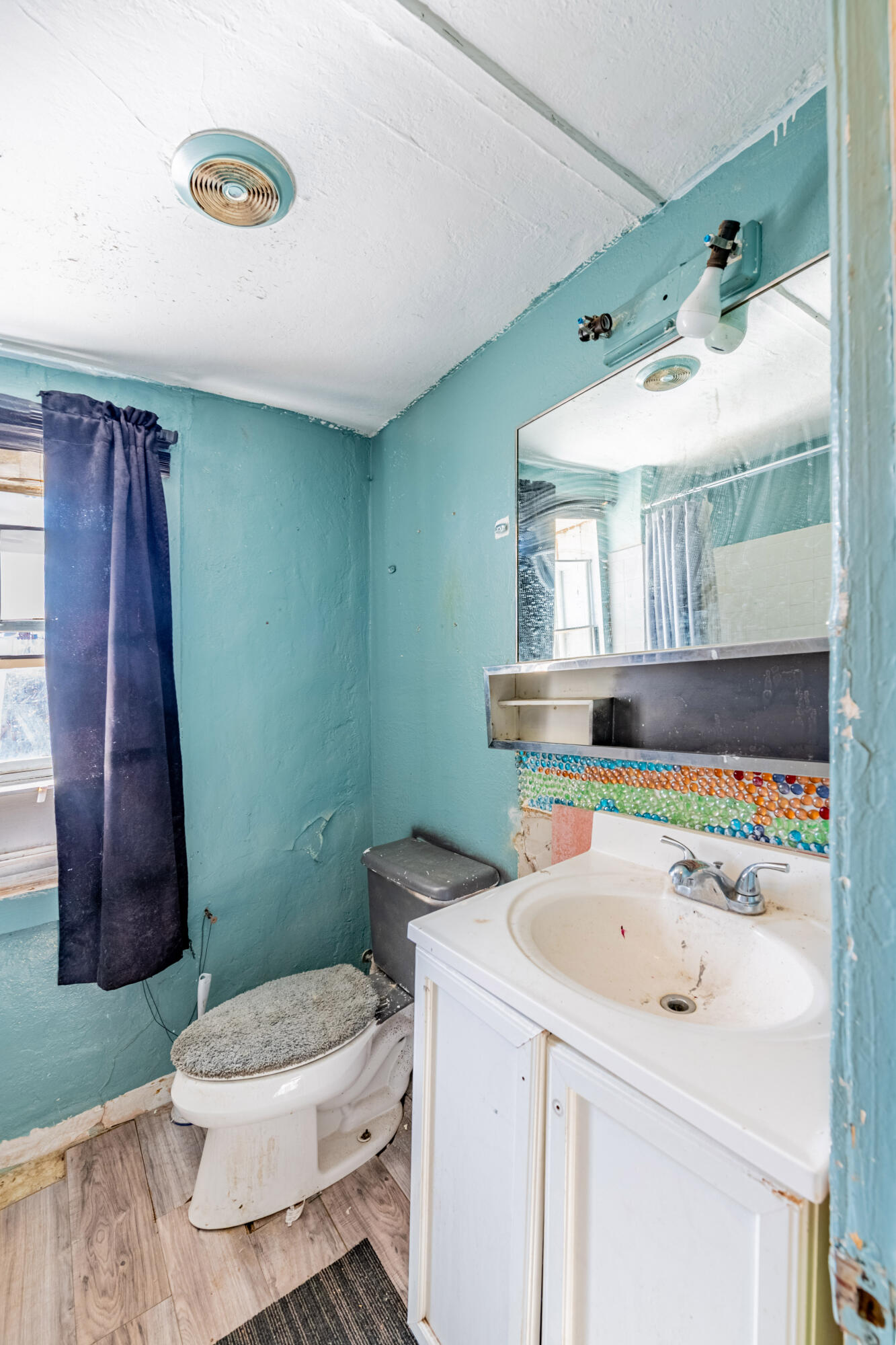 7601, 7605 Edith Boulevard NE