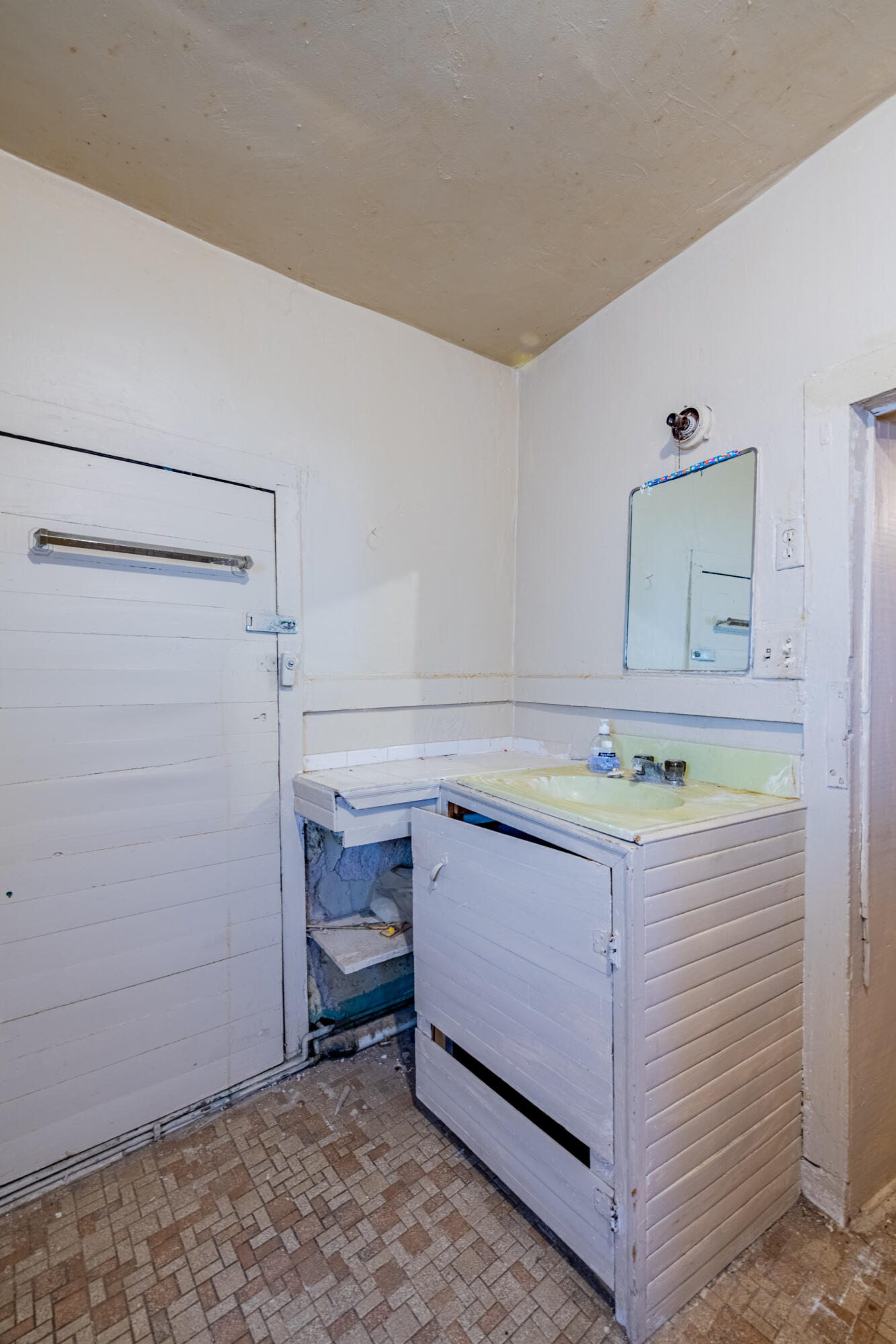 7601, 7605 Edith Boulevard NE