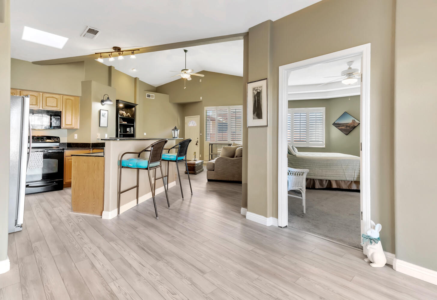 589 Renaissance Loop SE