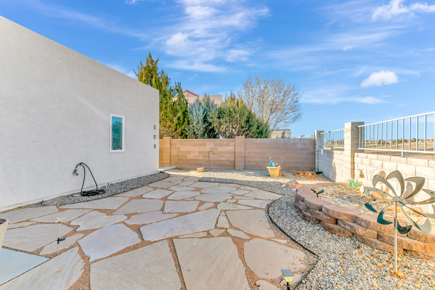 589 Renaissance Loop SE