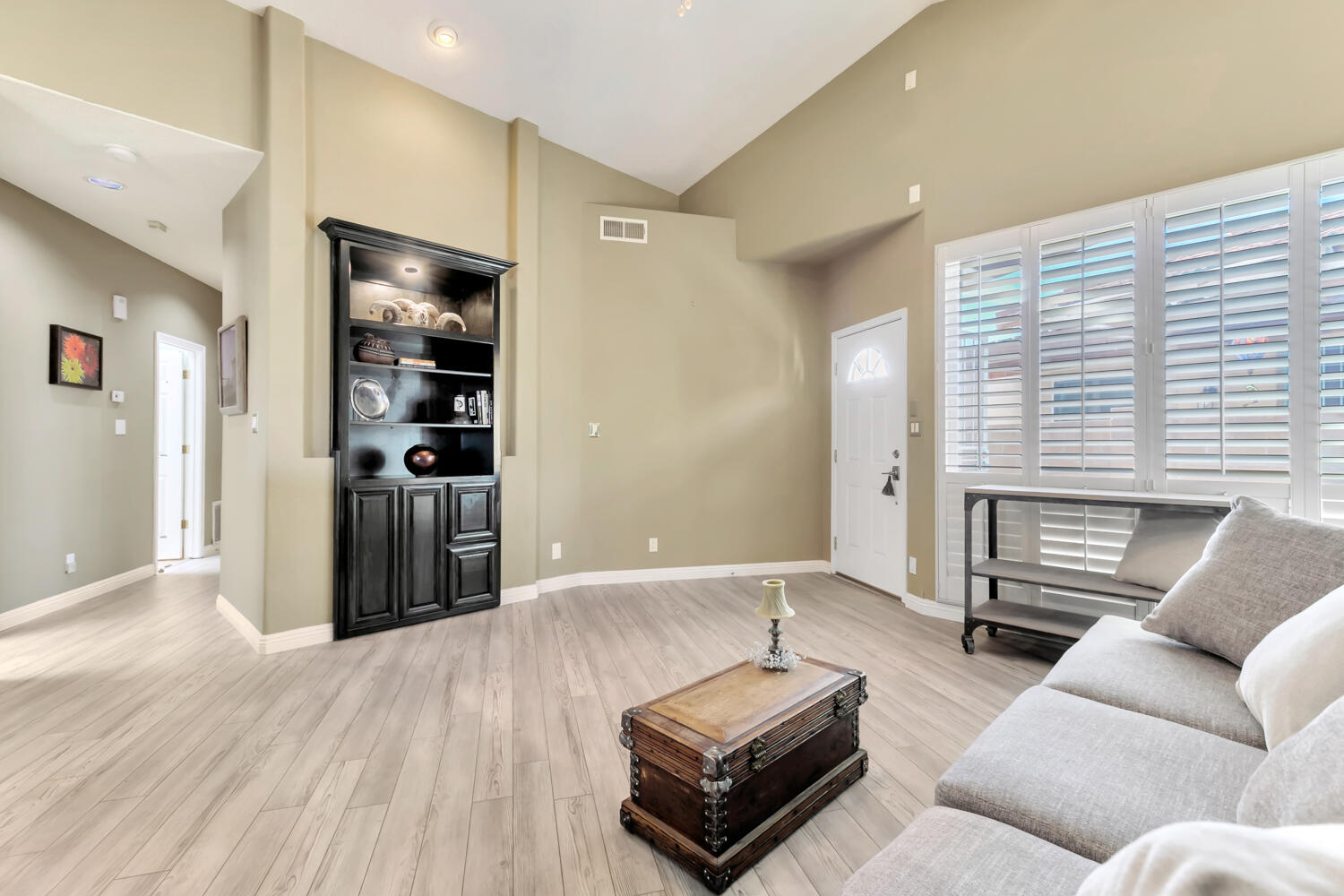 589 Renaissance Loop SE