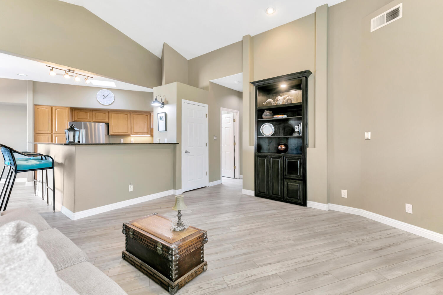589 Renaissance Loop SE