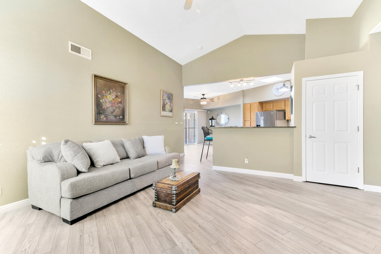589 Renaissance Loop SE