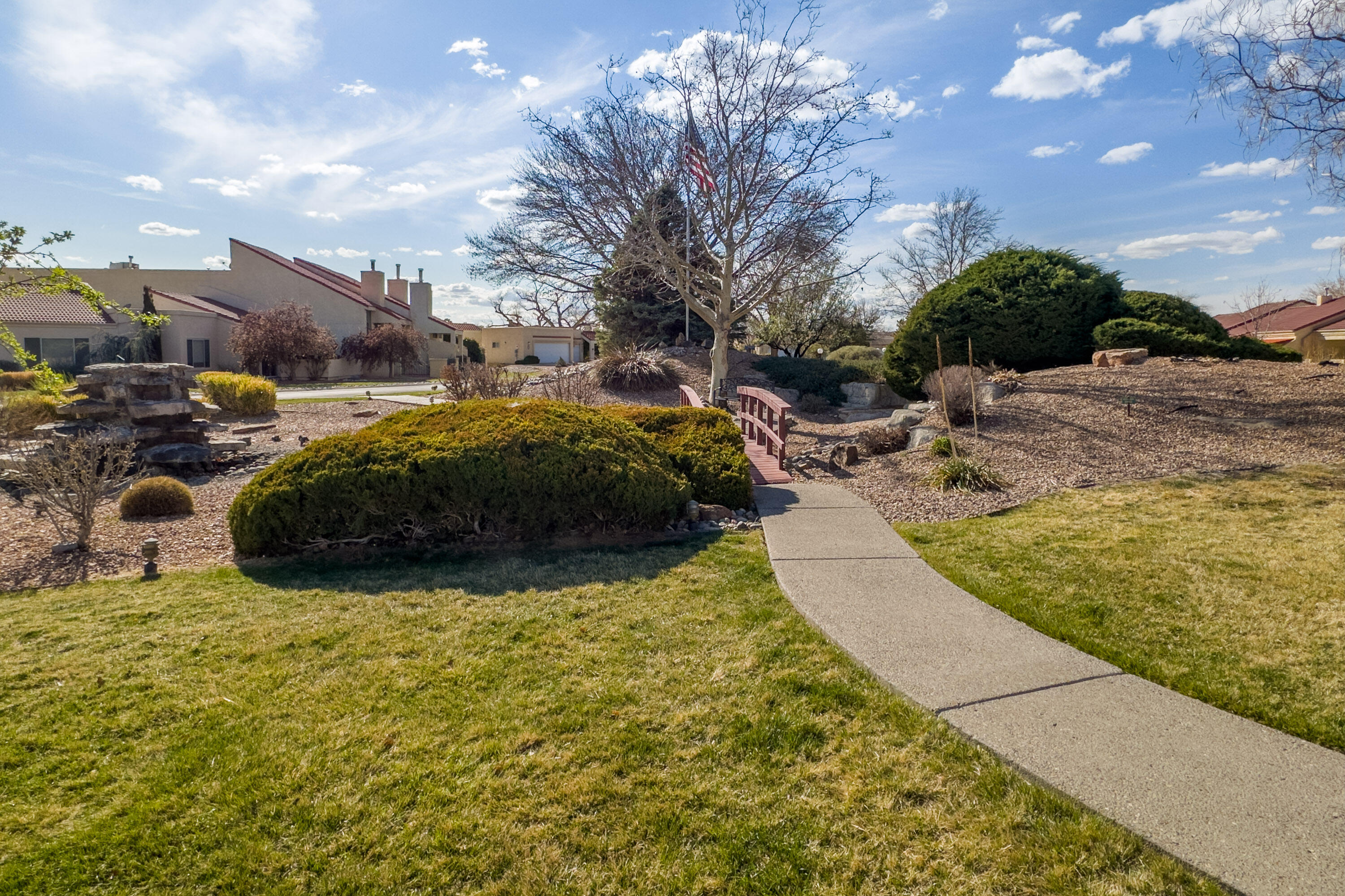 587 Eastlake Drive SE