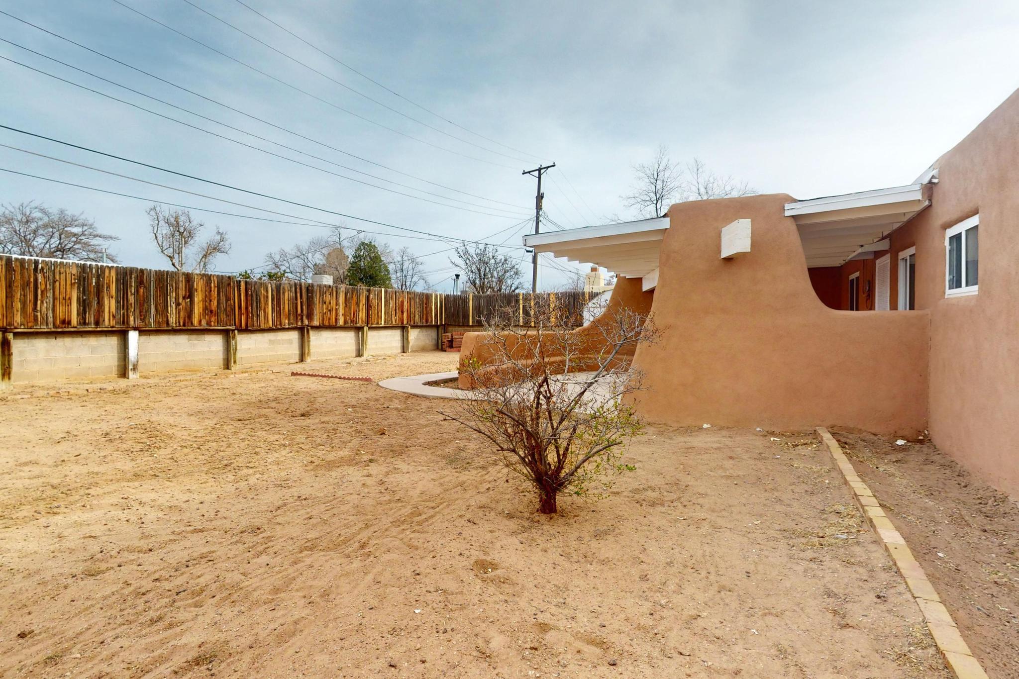 916 Alvarado Drive NE