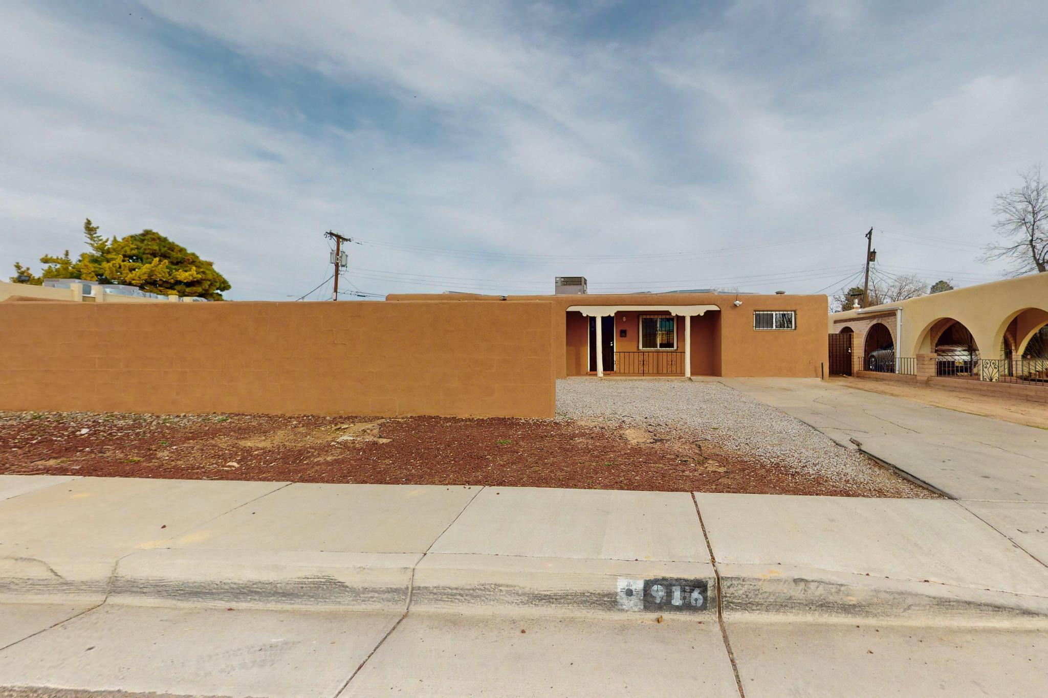 916 Alvarado Drive NE