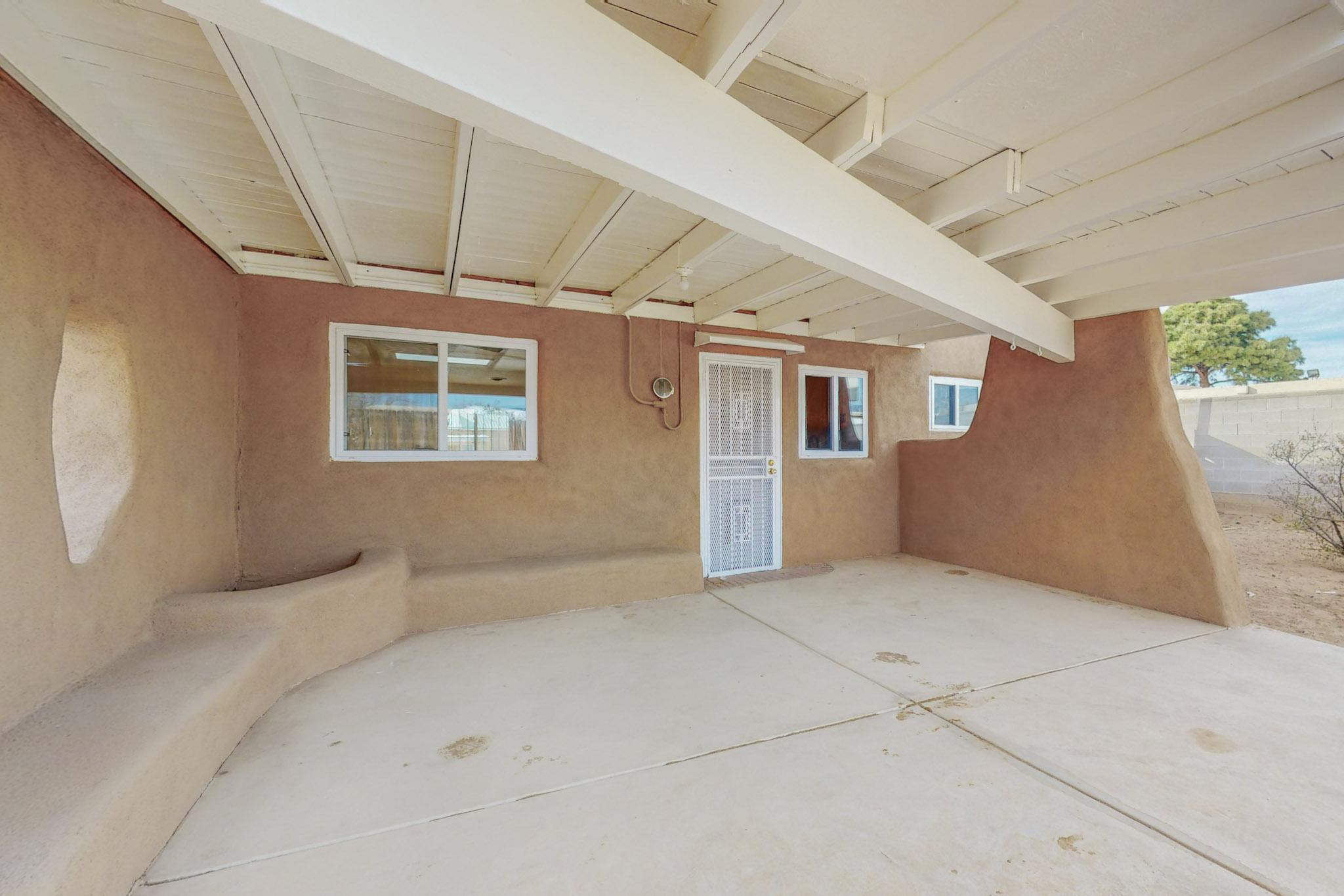 916 Alvarado Drive NE