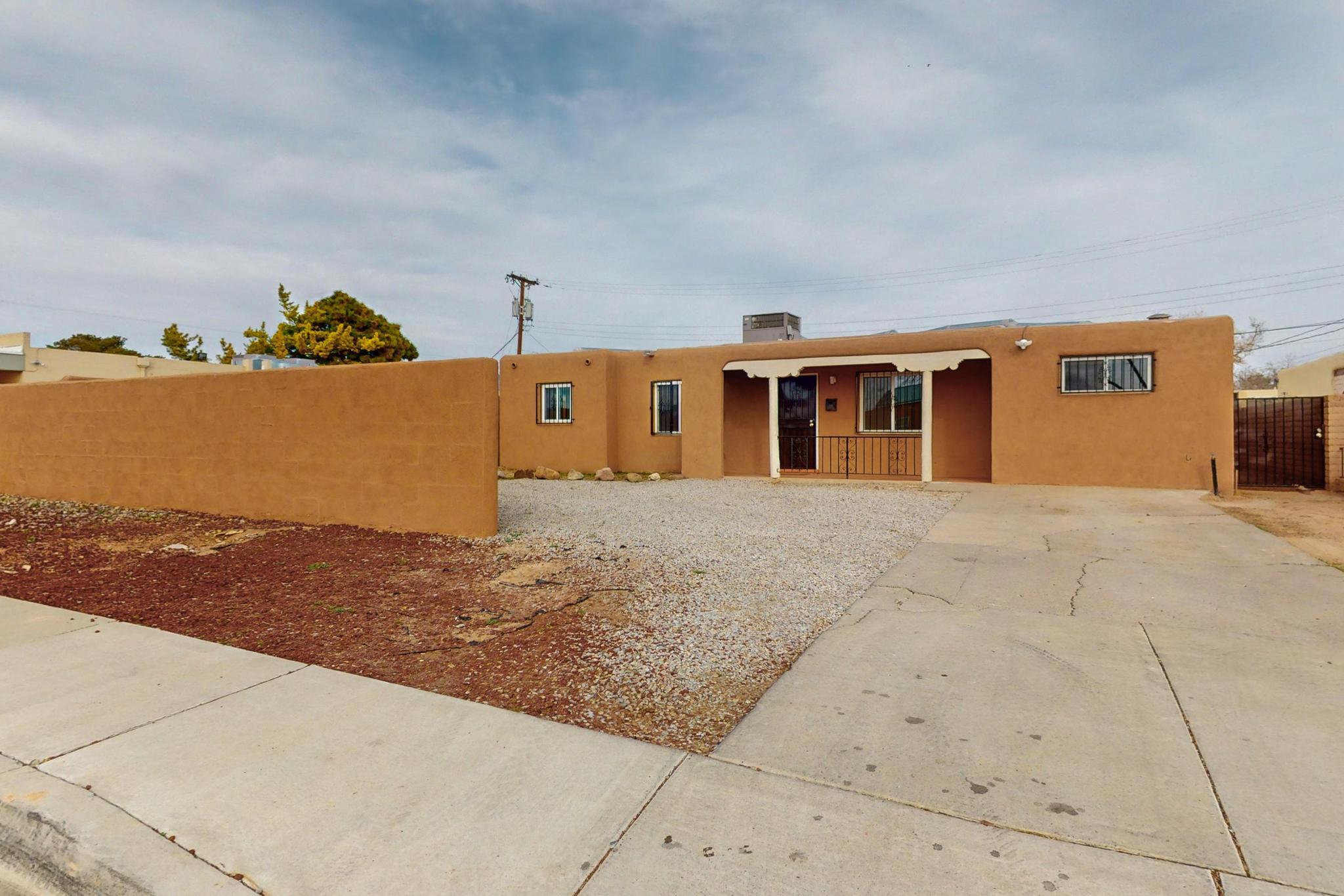 916 Alvarado Drive NE