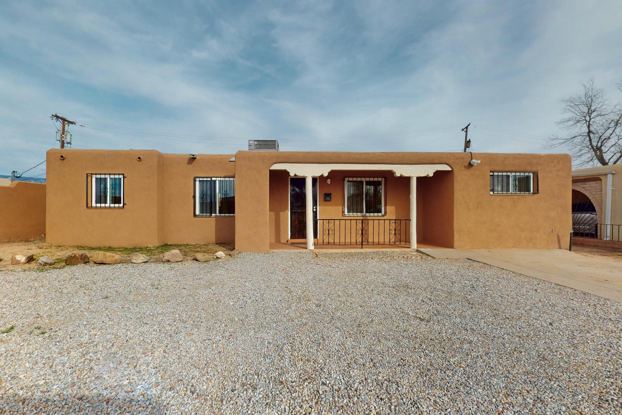 916 Alvarado Drive NE