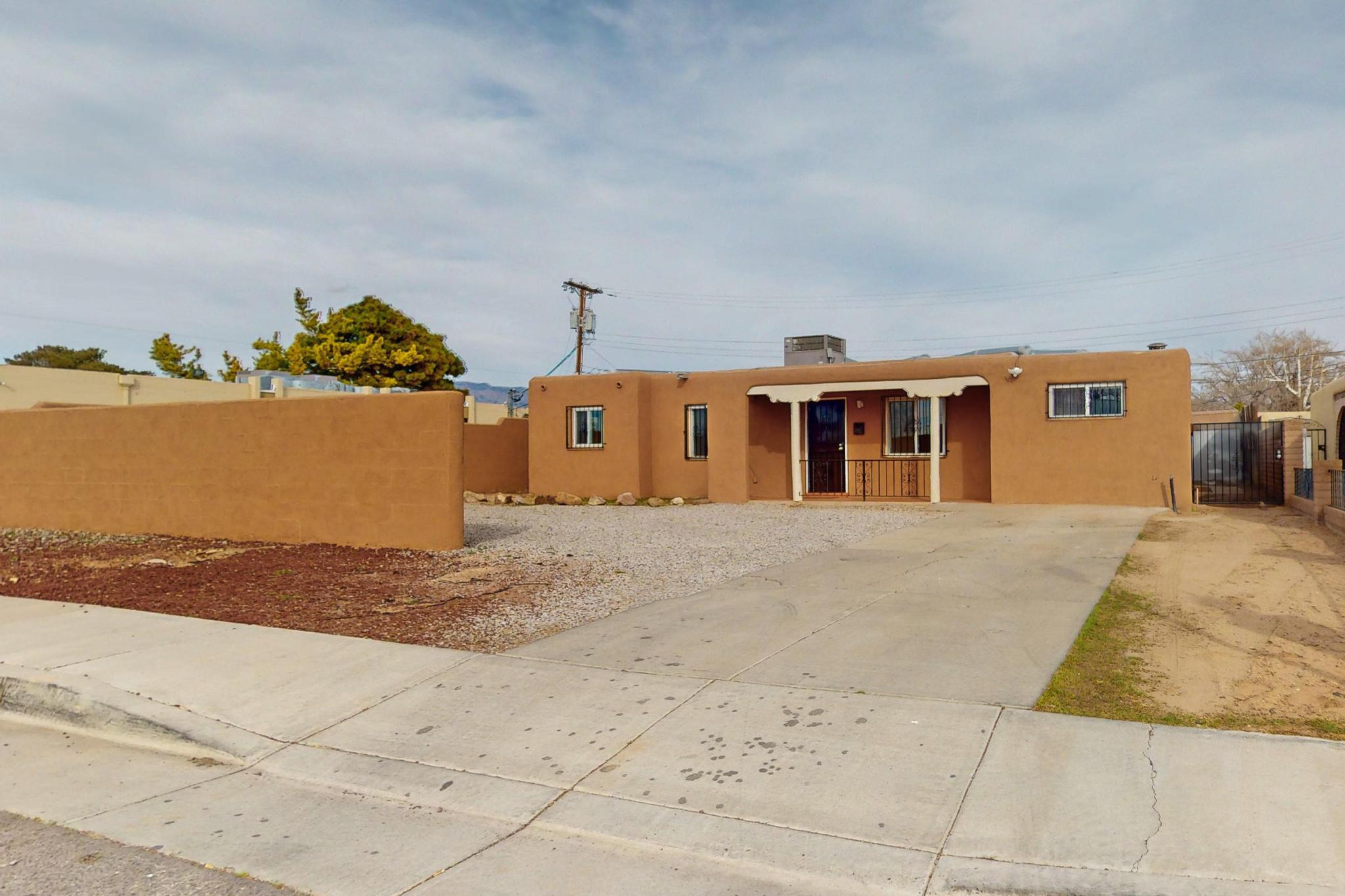 916 Alvarado Drive NE