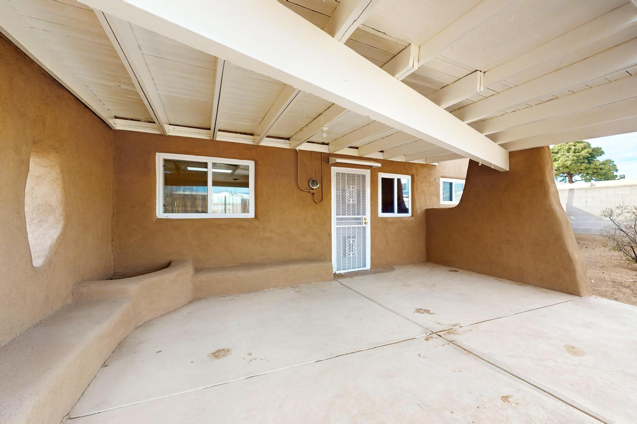 916 Alvarado Drive NE