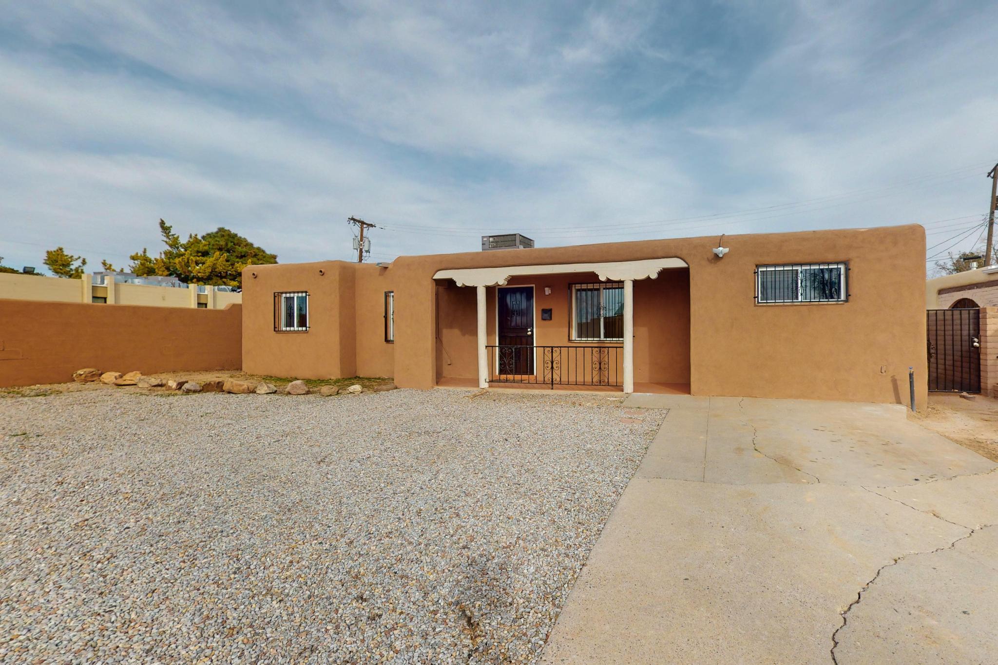 916 Alvarado Drive NE