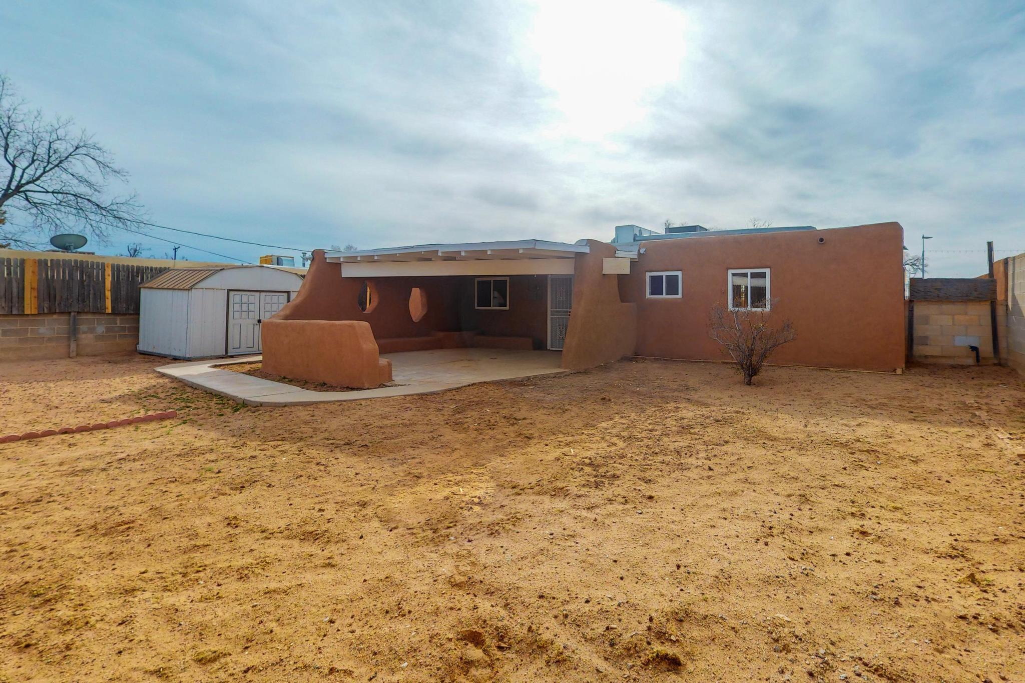 916 Alvarado Drive NE