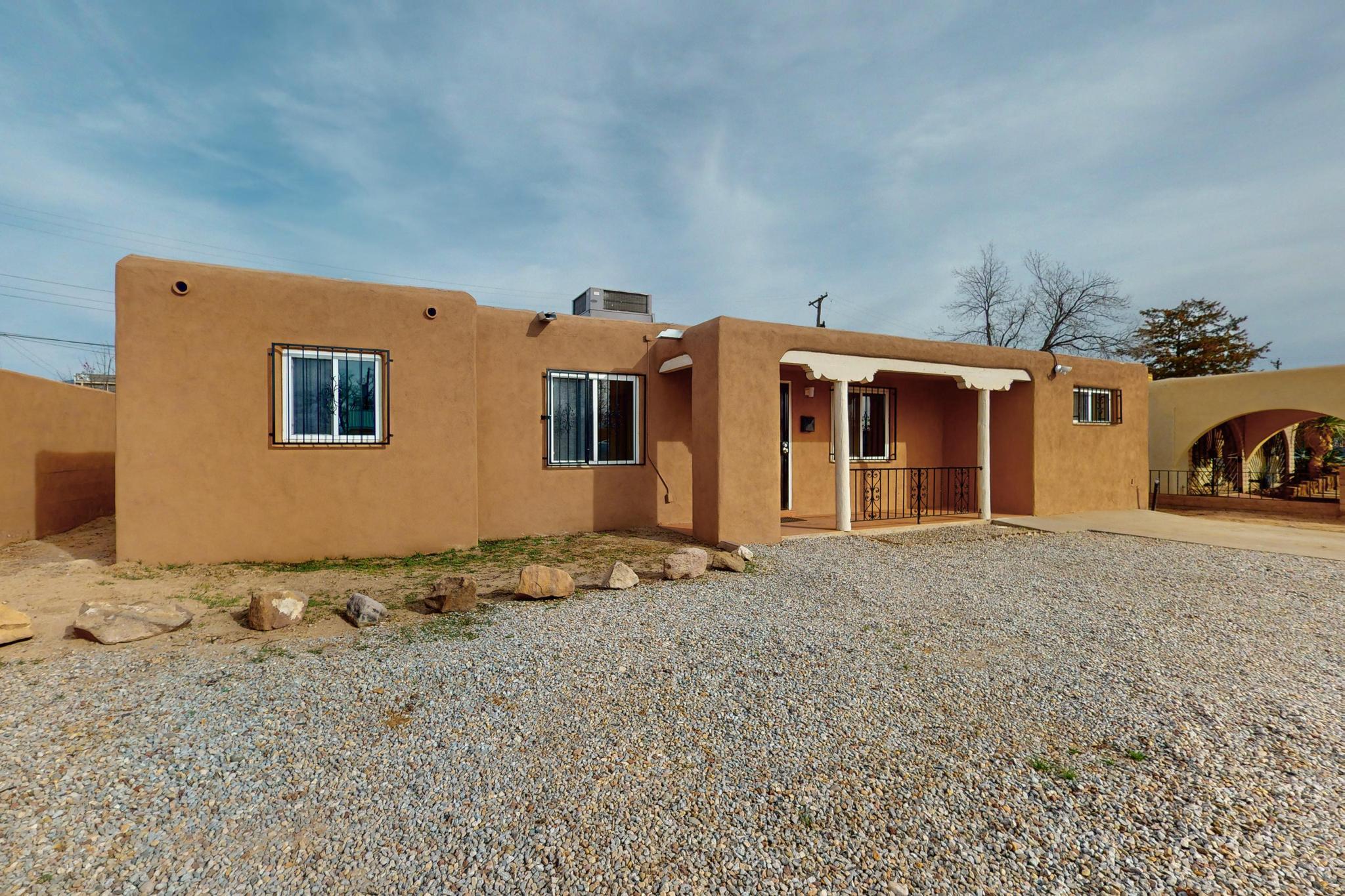 916 Alvarado Drive NE
