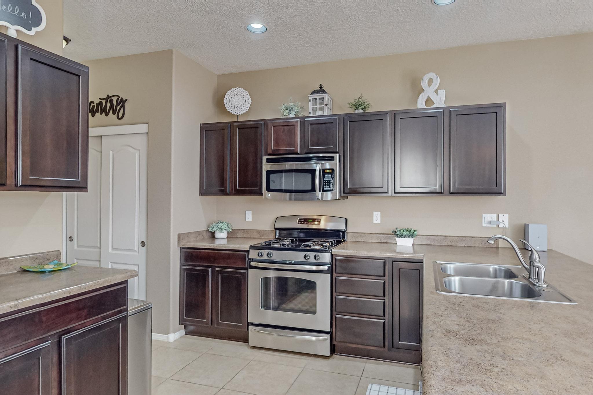 2233 Cortina Loop SE