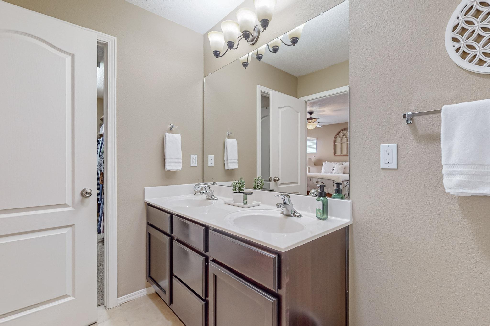 2233 Cortina Loop SE