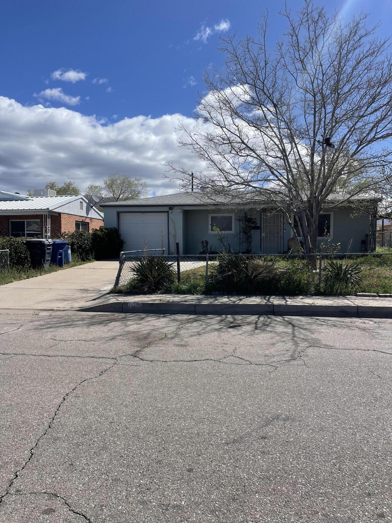 216 Espejo Street NE