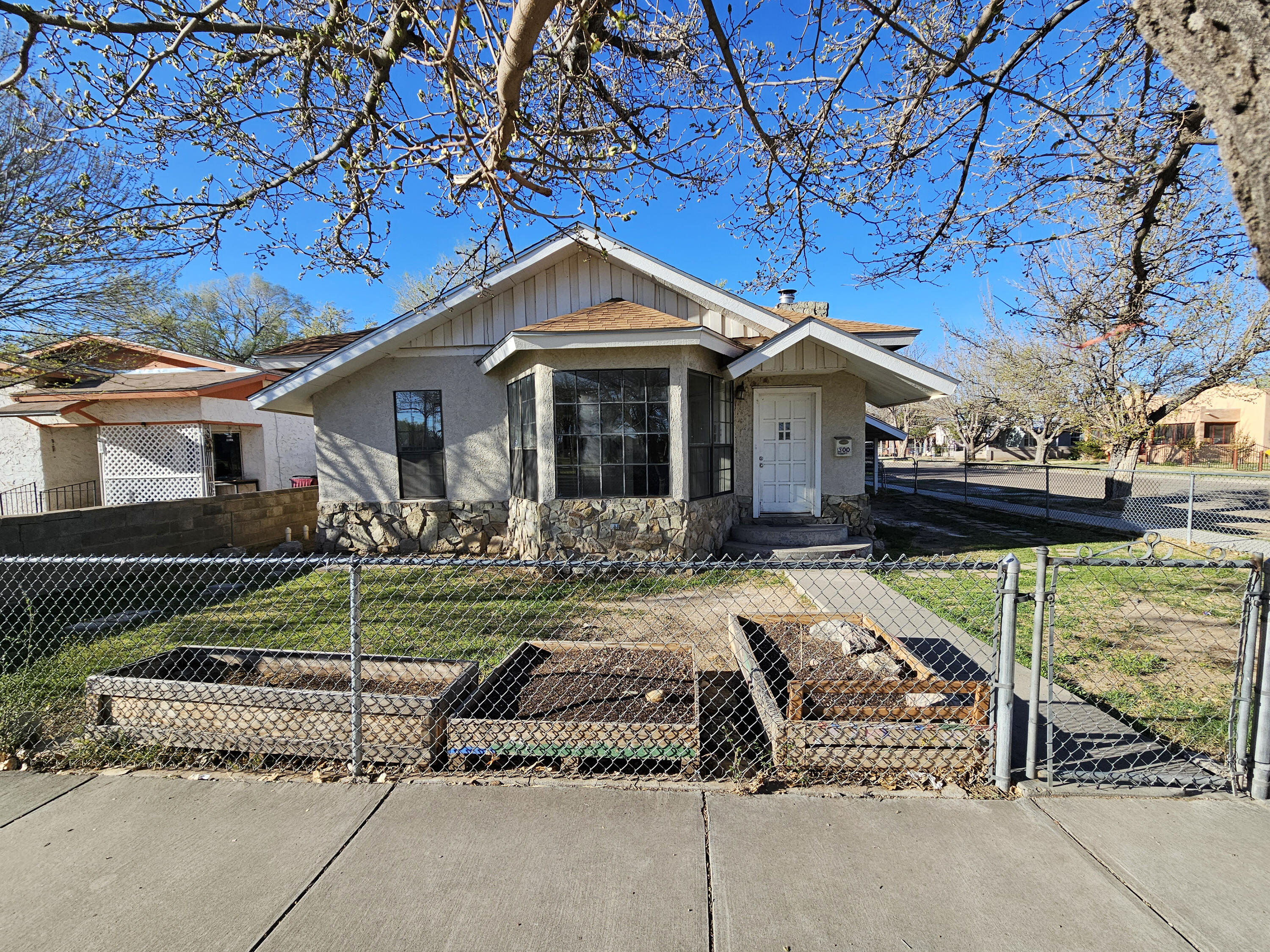 300 W Chavez Avenue
