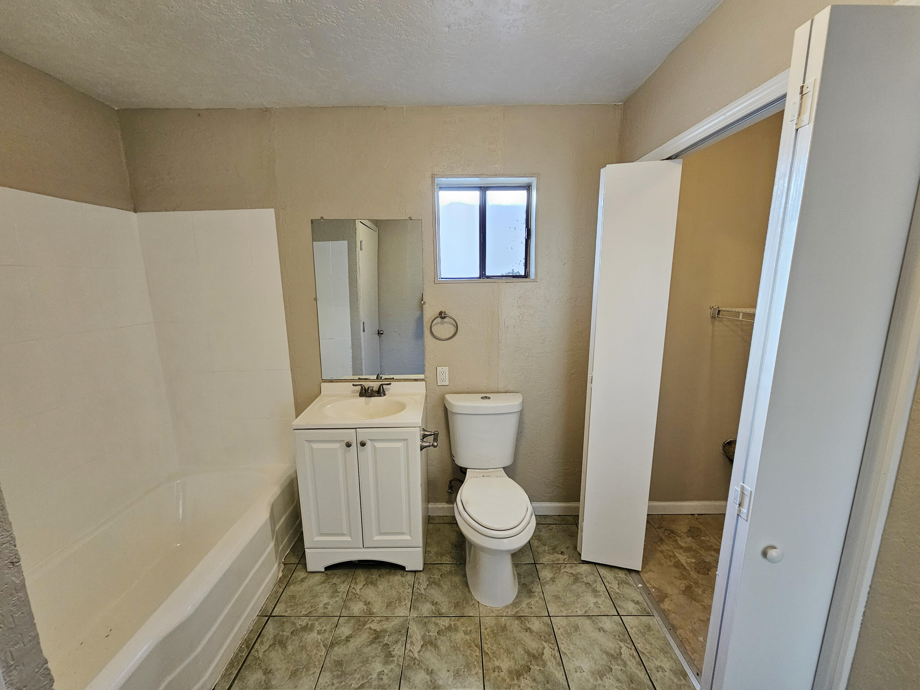 300 W Chavez Avenue