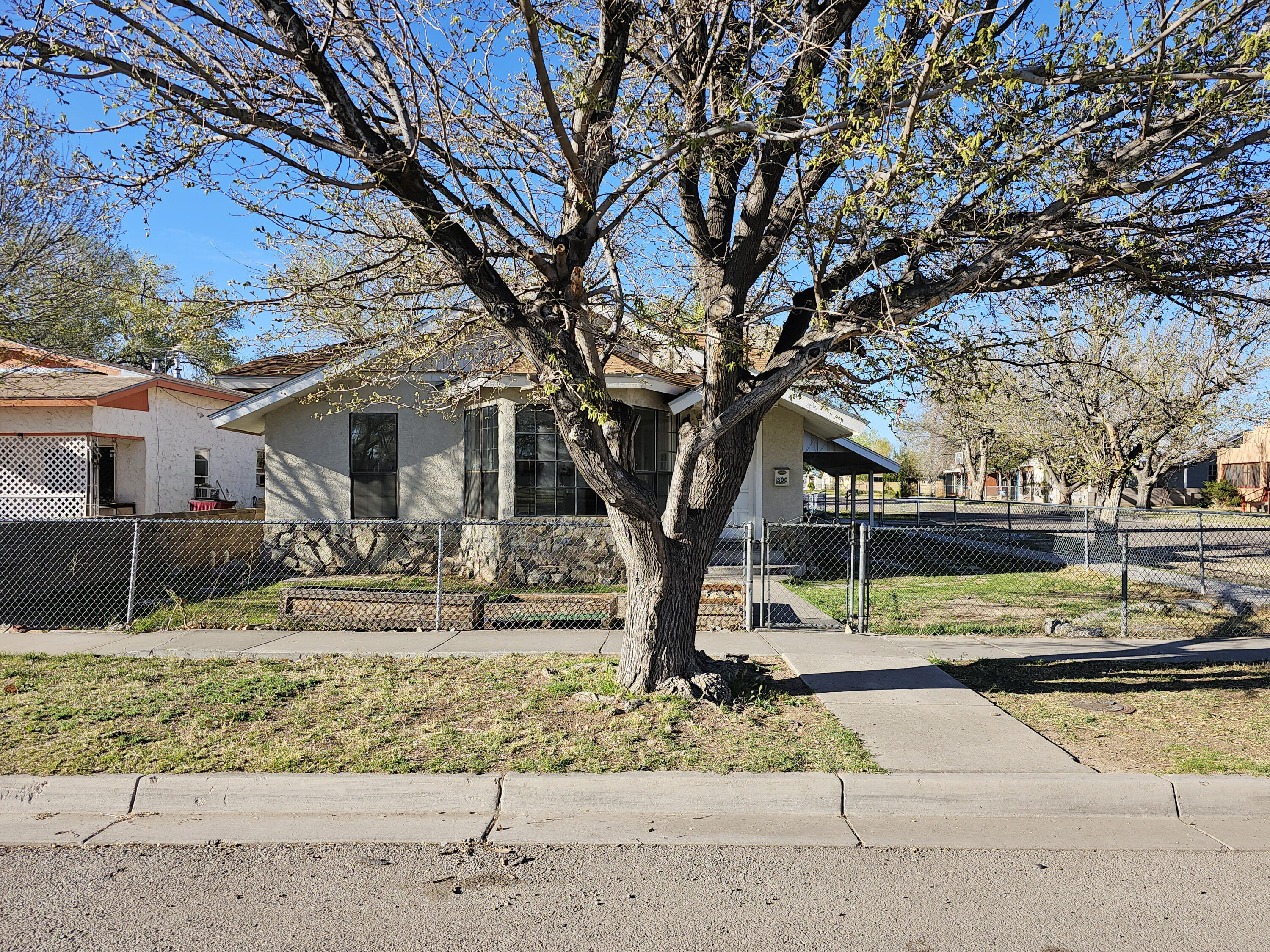 300 W Chavez Avenue